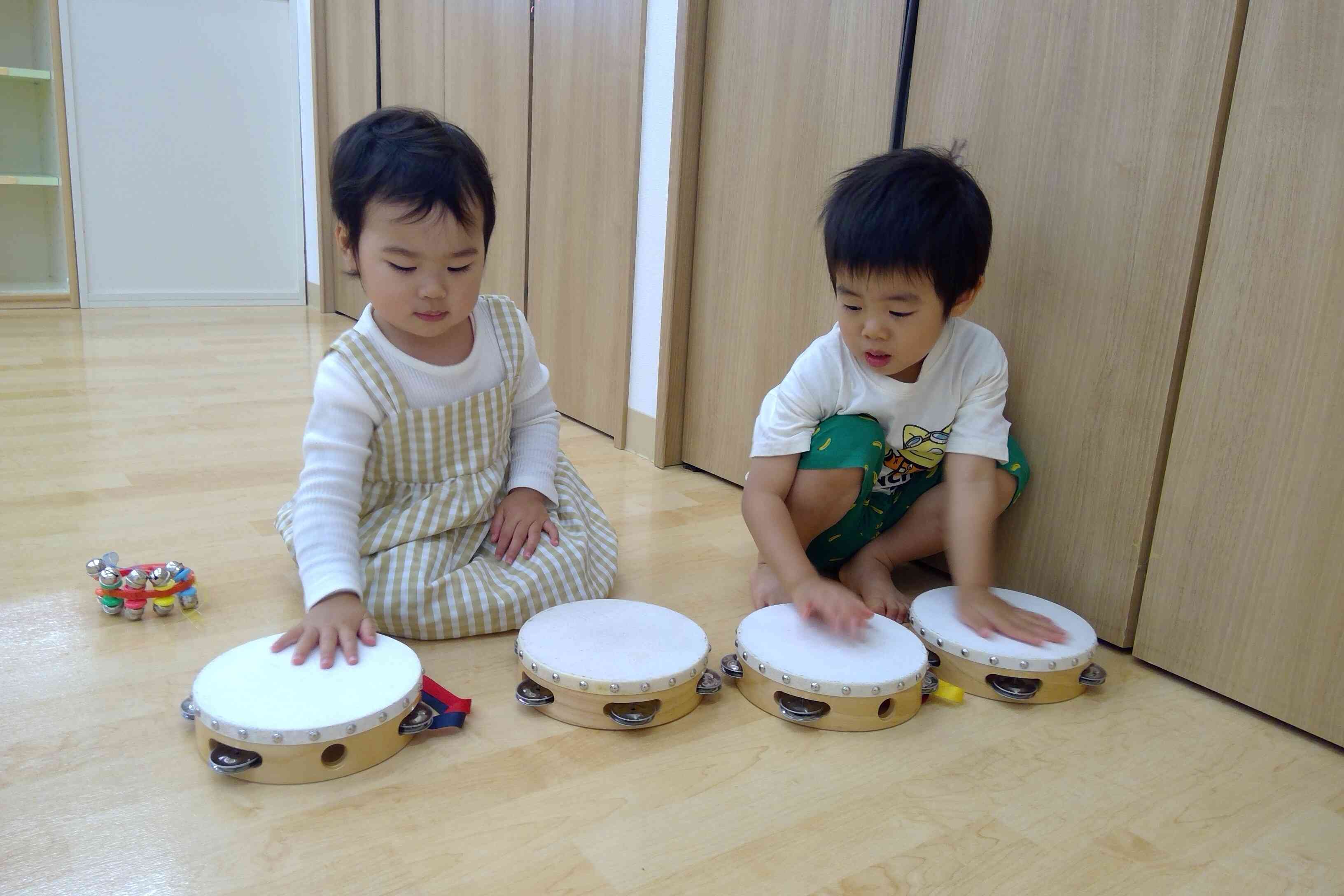楽器遊びをしています。タンバリンはどんな音がするかな？