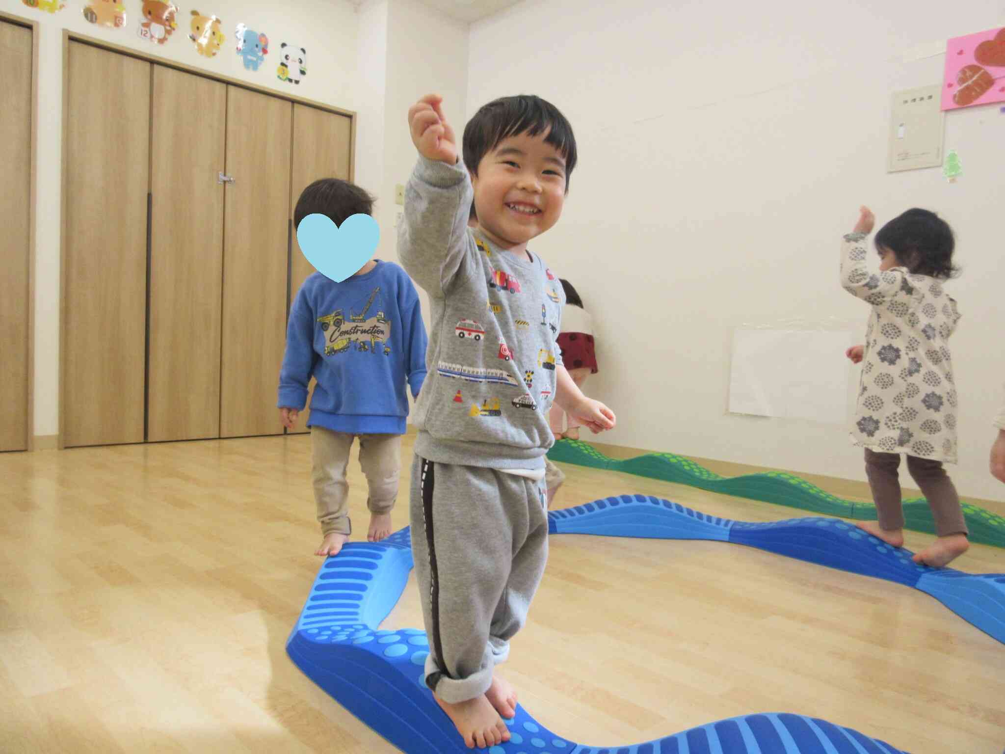 バランスウェーブ楽しいね｜ニチイキッズ仙台くろまつ保育園｜ニチイキッズ