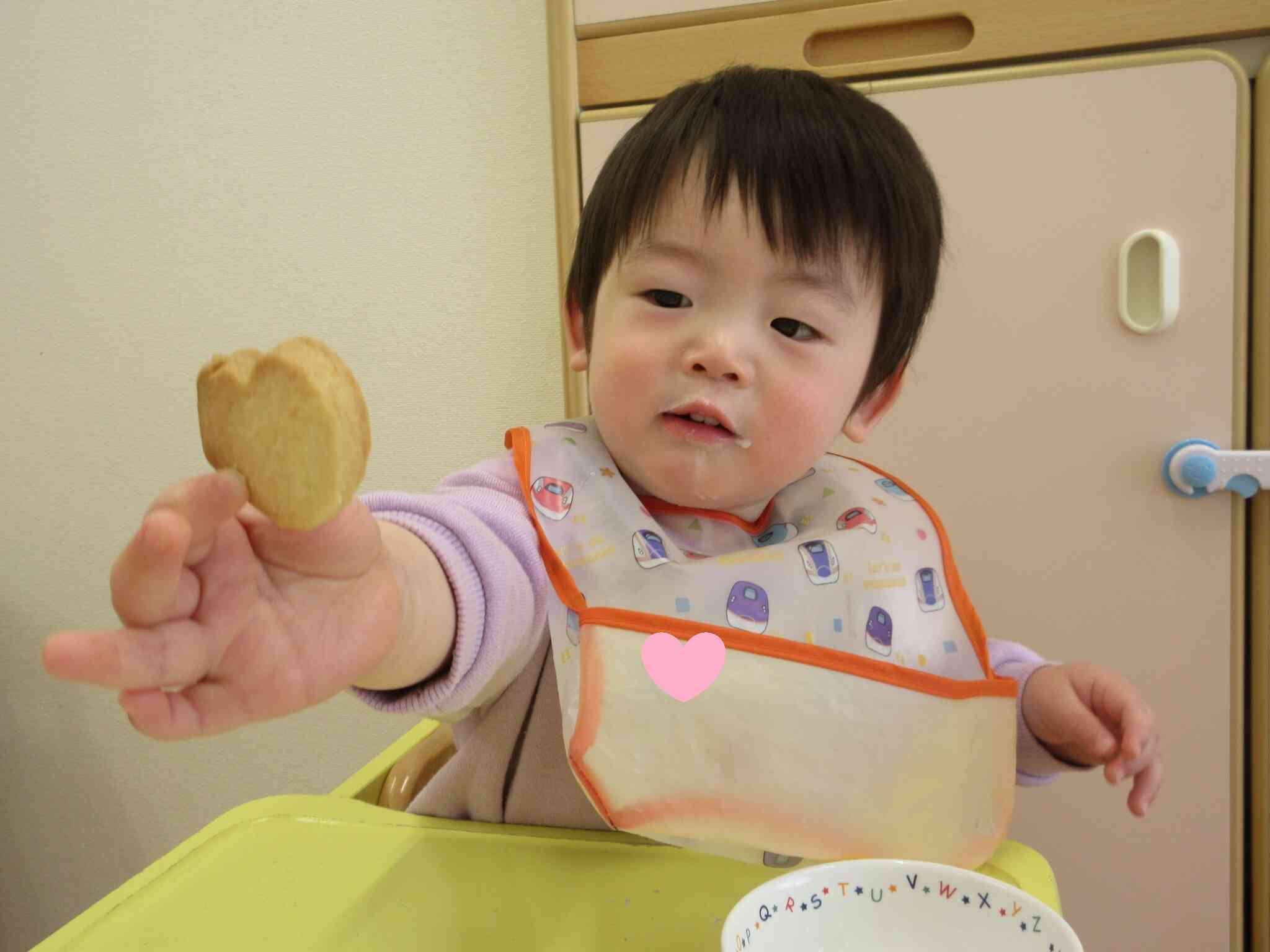 見てみて!僕が作ったハートのクッキーだ!