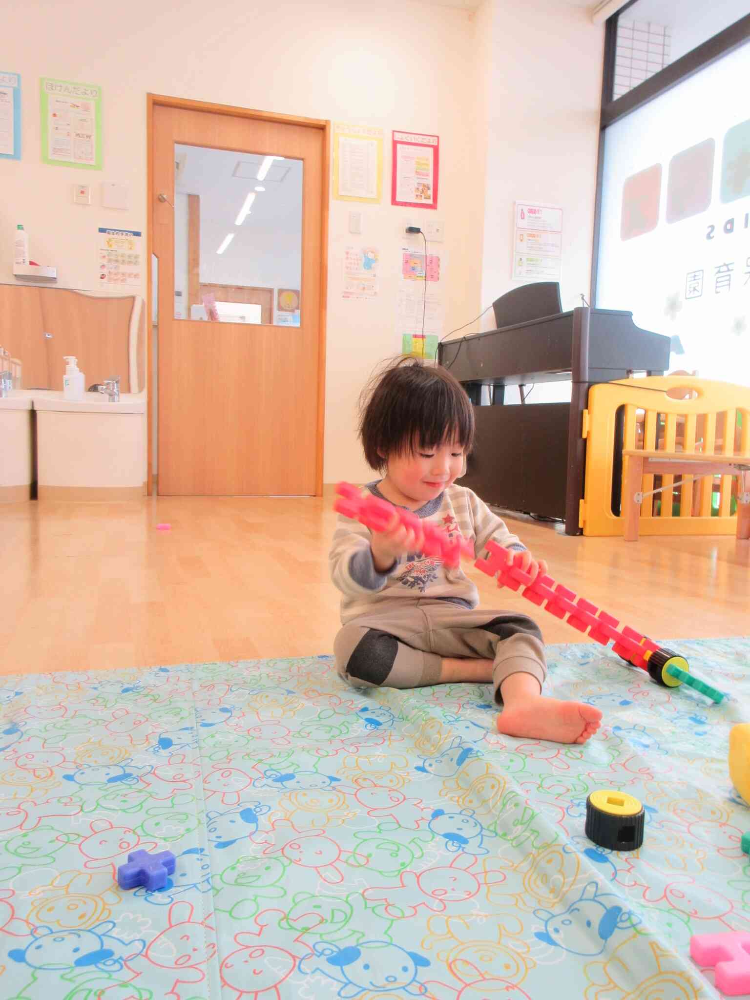 うさぎ組（２歳児）になったお友達。ブロック遊びもとても上手です。