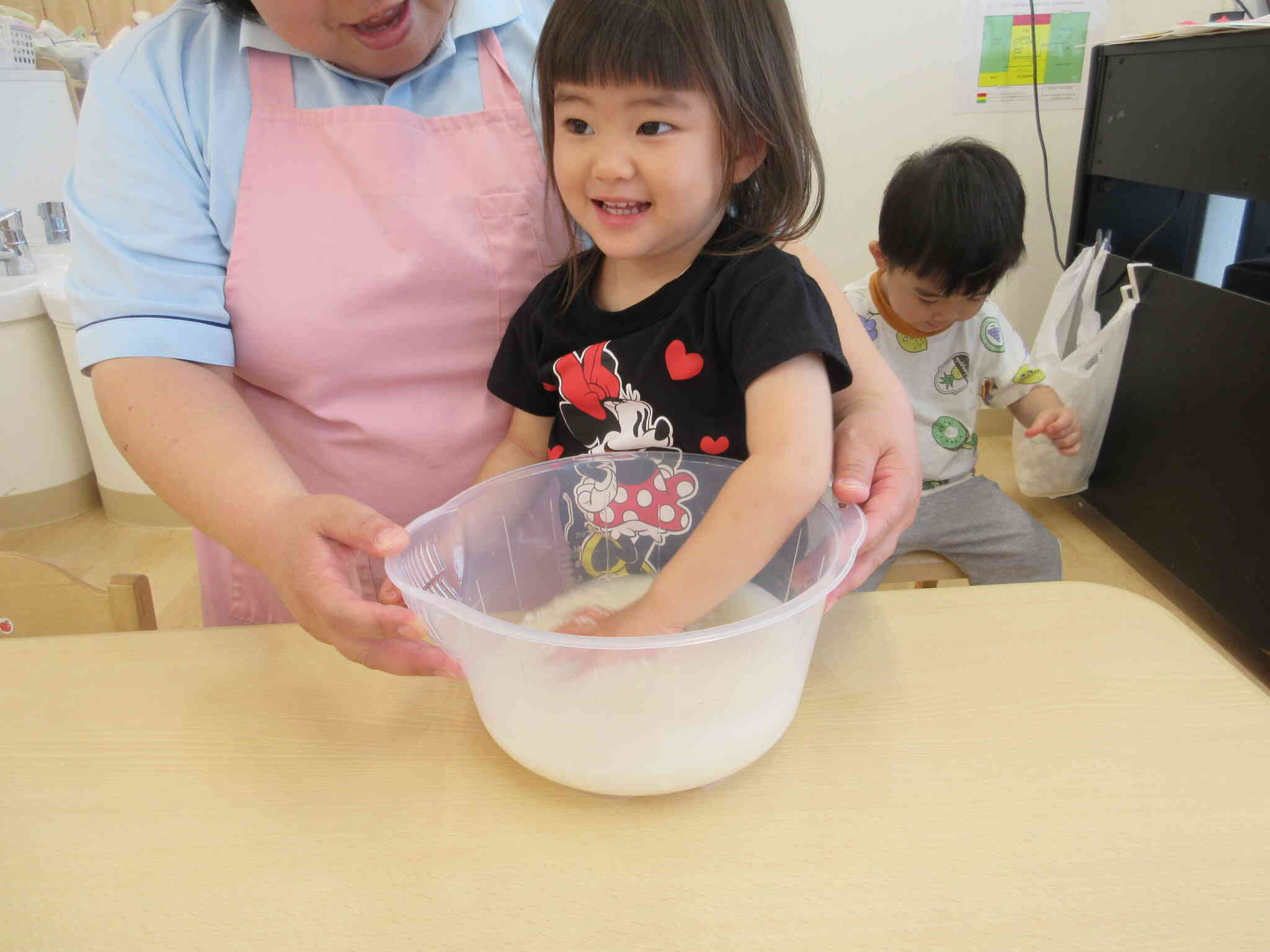混ぜ混ぜ。きれいになあれ。