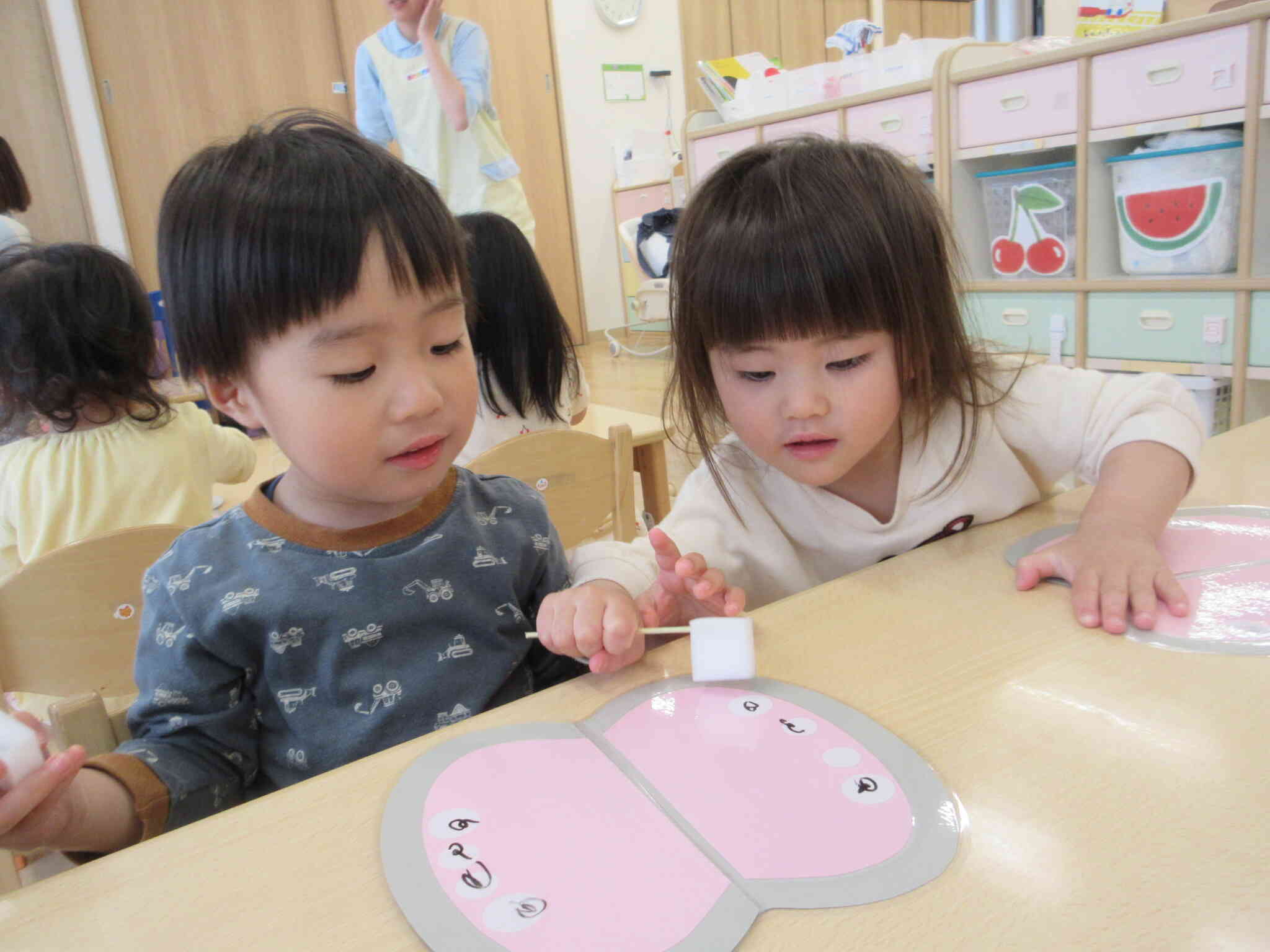 お友だちと一緒に歯磨き！歯科検診も頑張りました。みんな虫歯０でしたよ。