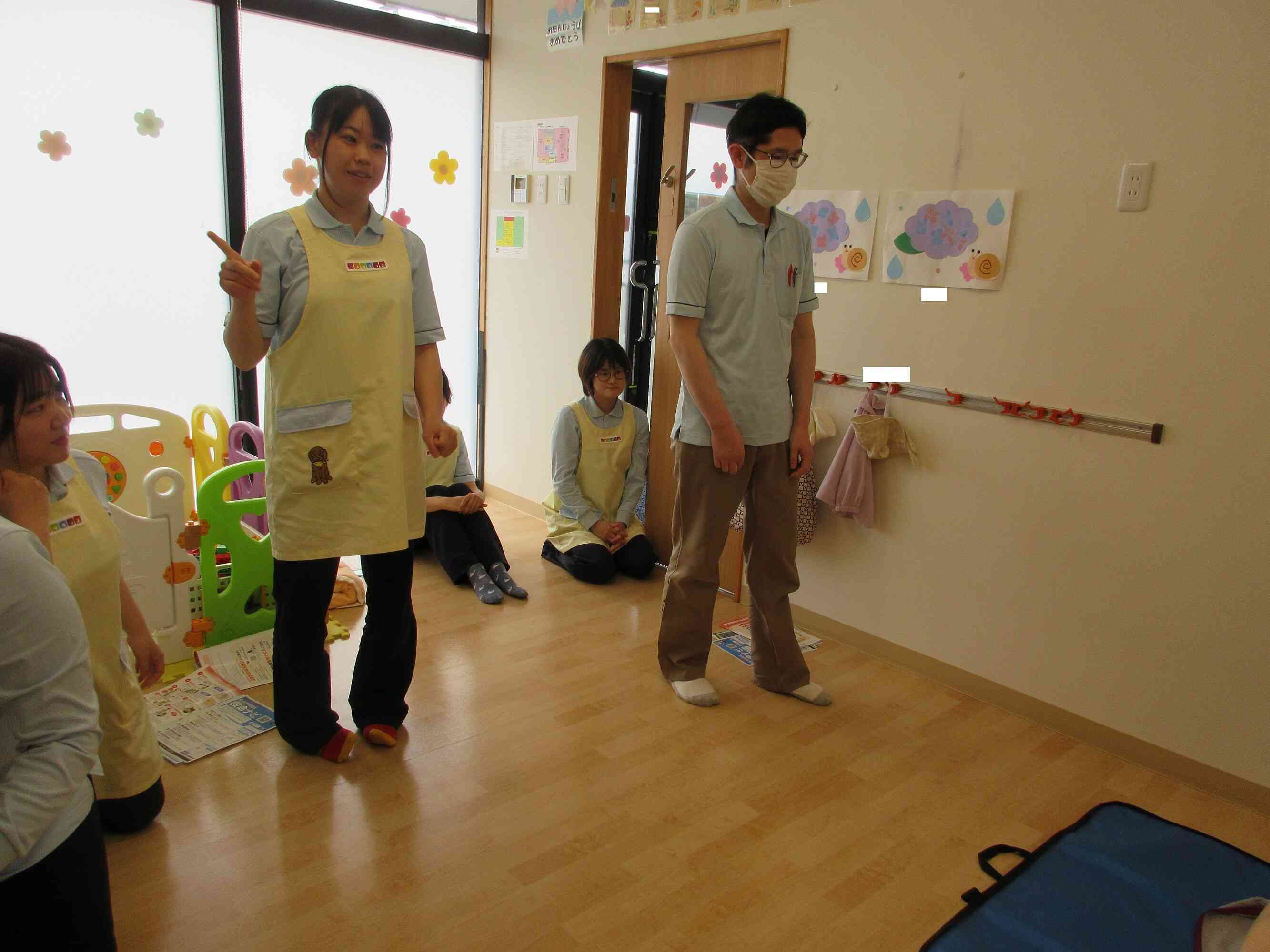 周囲の確認をします。