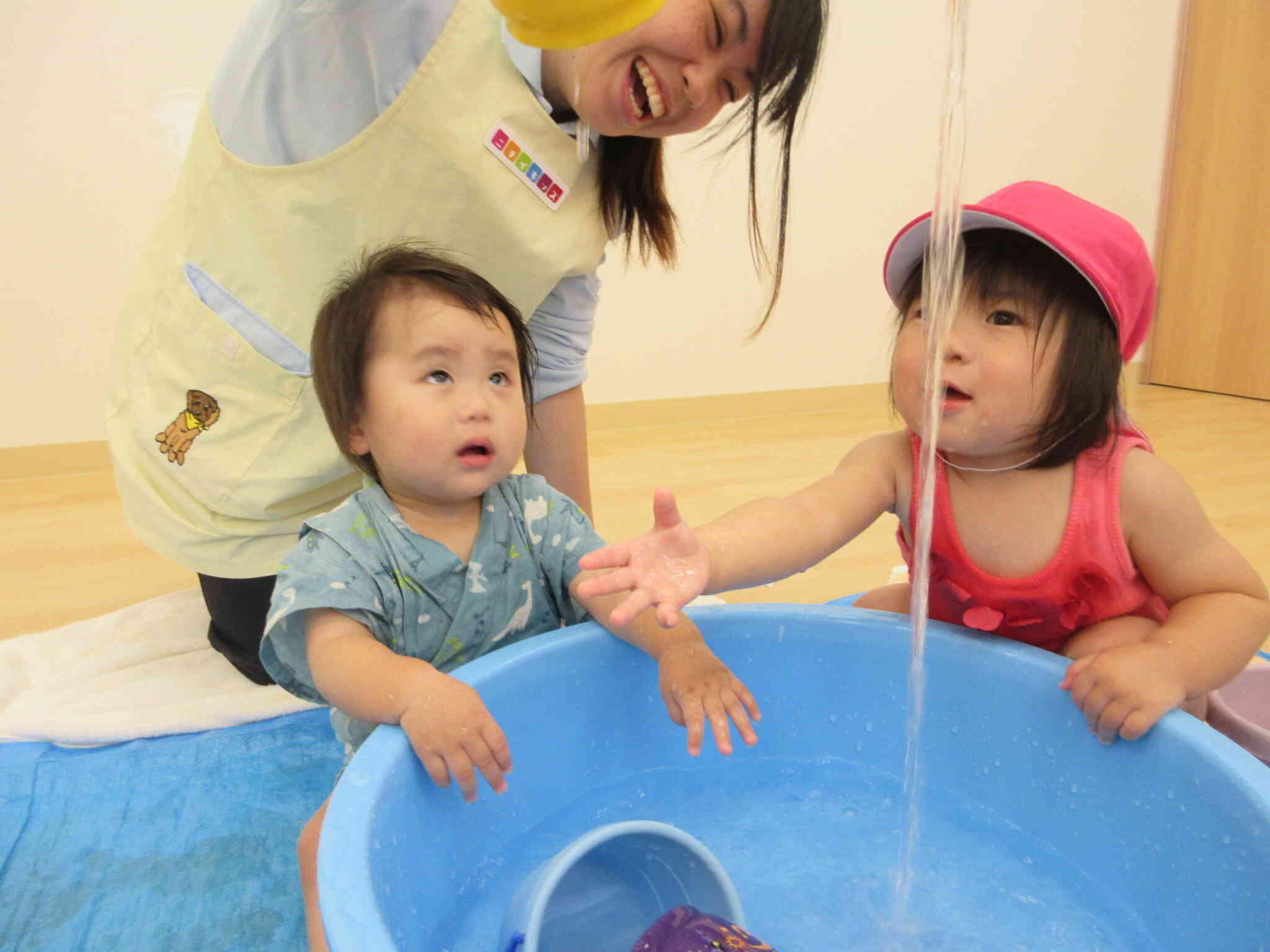 水の音、水の感触、とっても楽しいね。