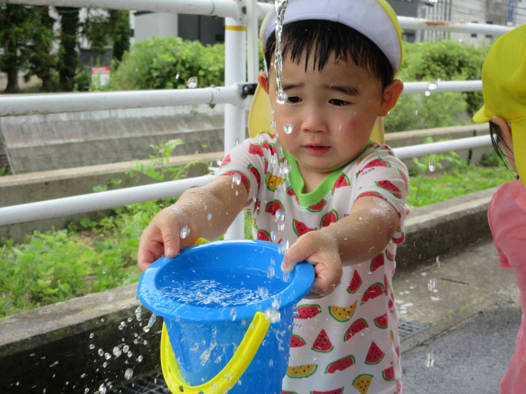 「先生！お水くださーい！」こぼれないように・・・真剣な表情です。