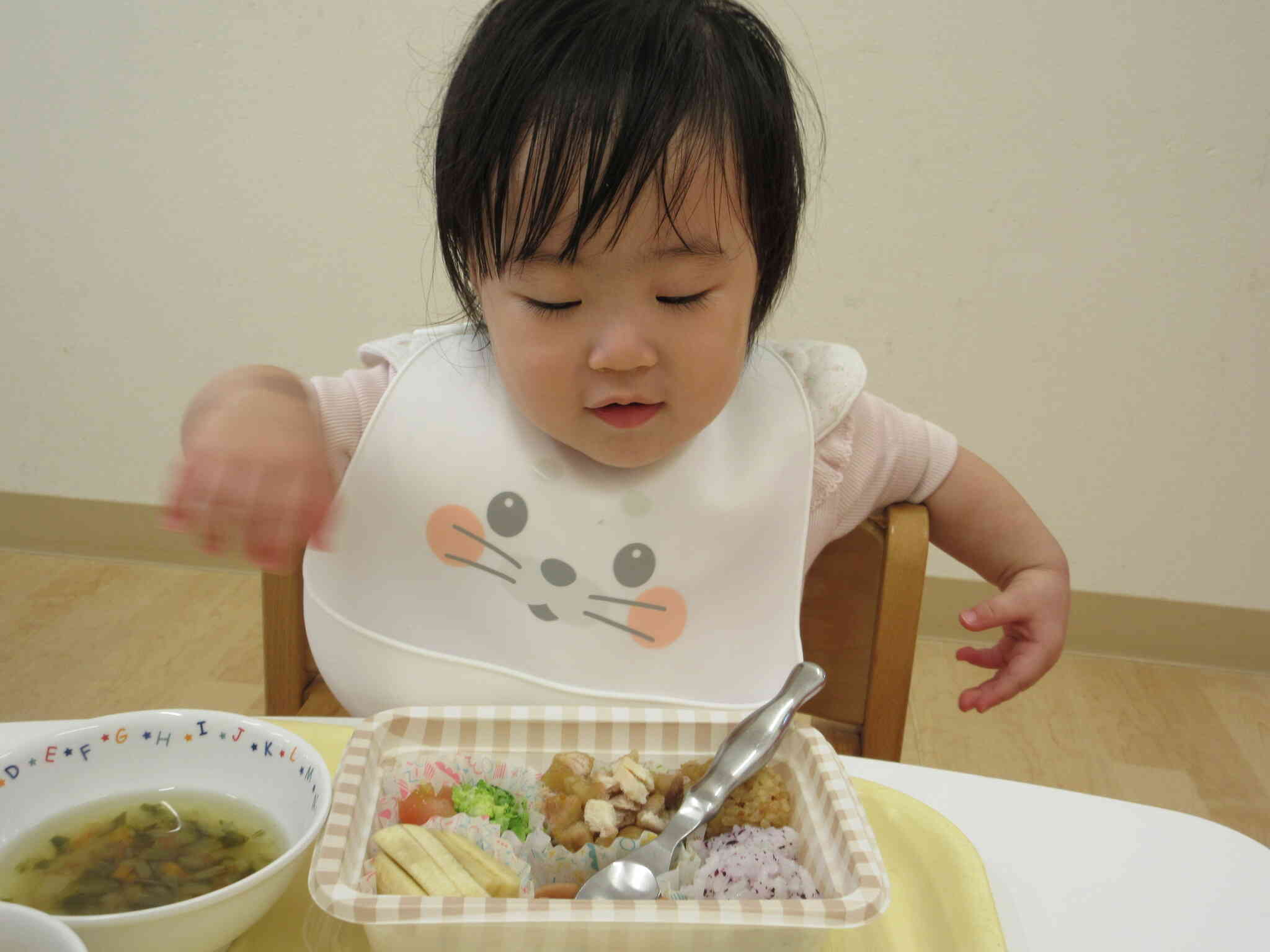 運動会ごっこの後は、みんなで特別メニューのお弁当を食べました！