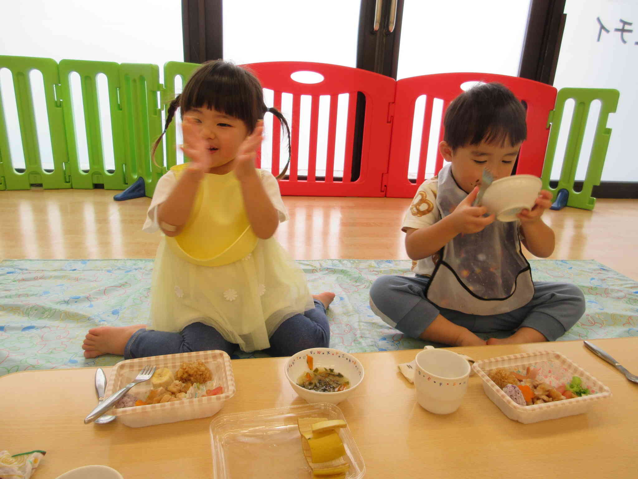 うさぎ組（2歳児）はピクニック風で食べました。