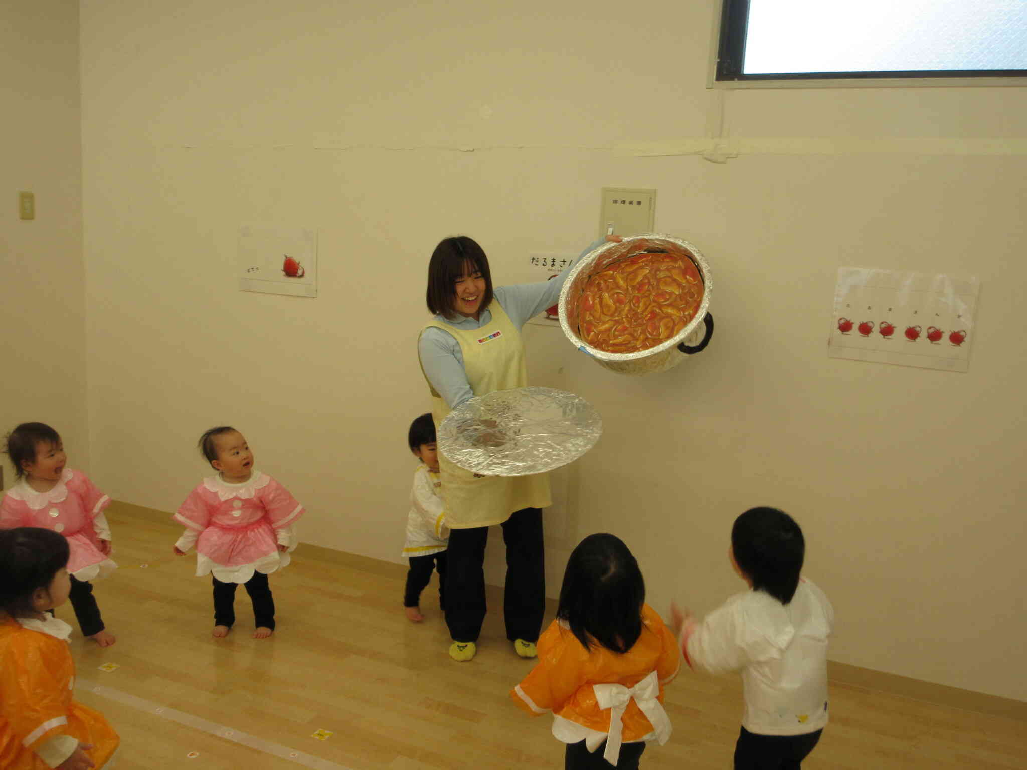 美味しそうなカレーの完成！大きなお鍋にたくさんのカレー！みんな大喜びです♪