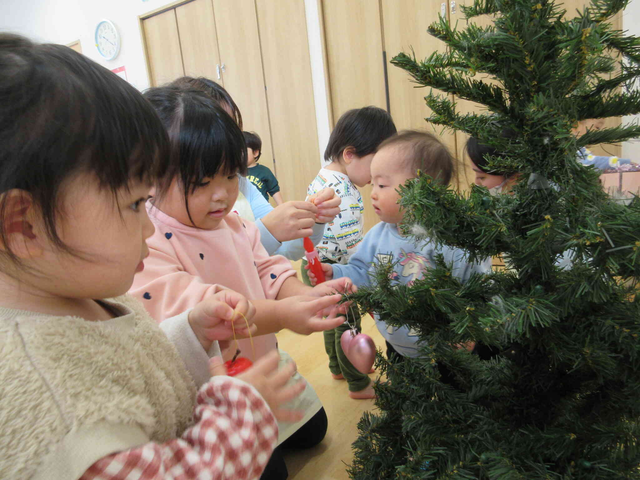 クリスマスツリーの飾りつけもしました！