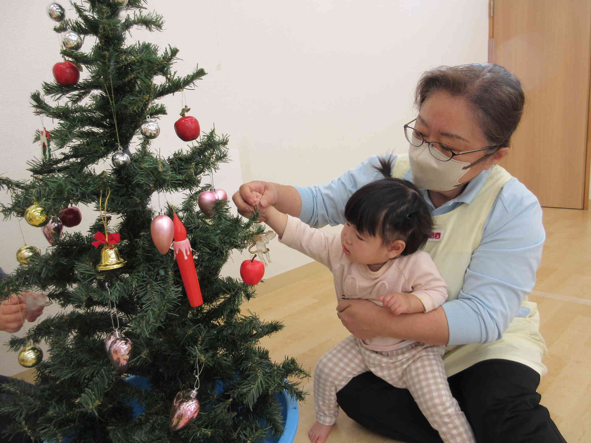 園長先生と一緒に飾ろう♪