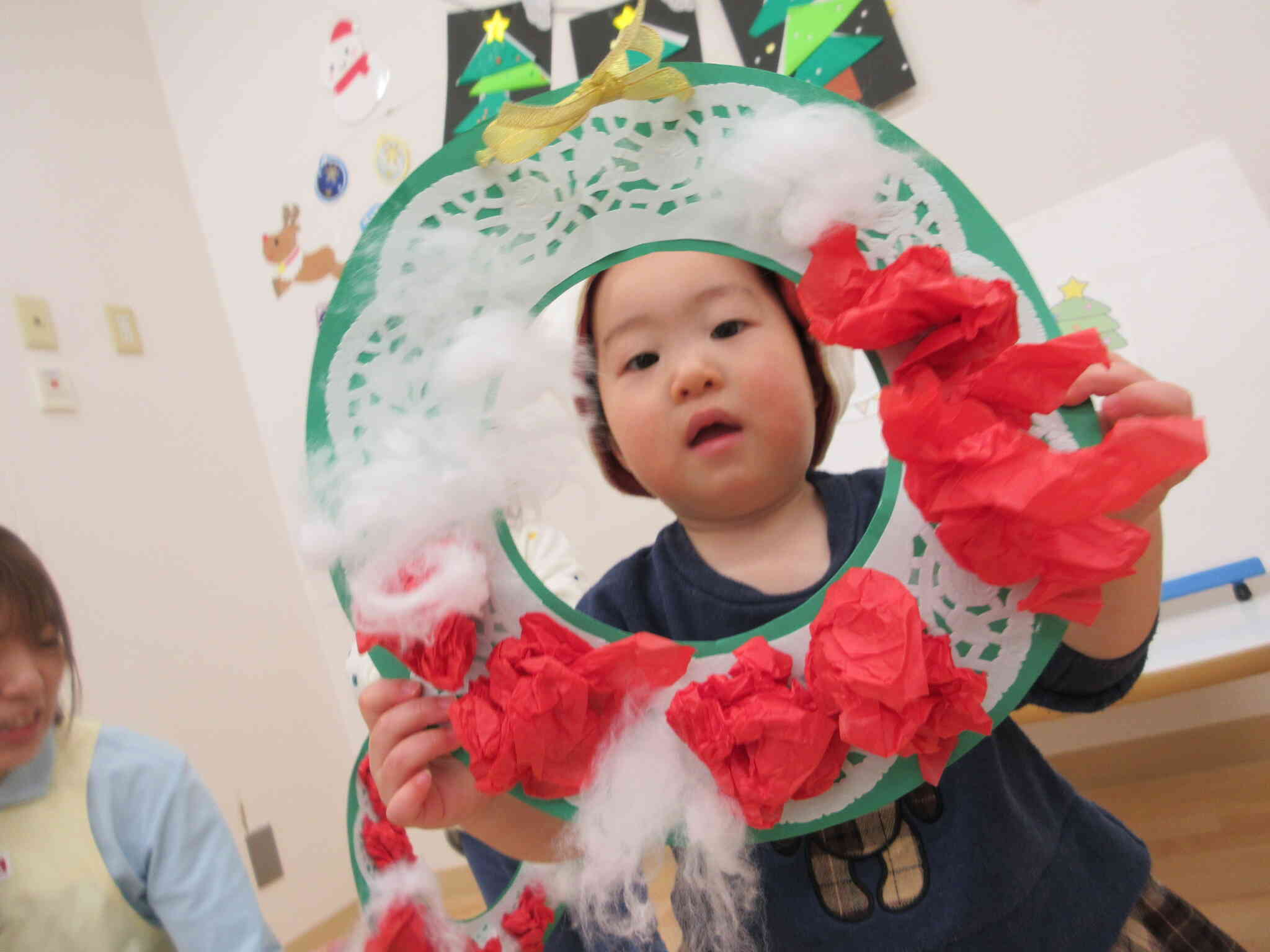 あひる組（１歳児）クリスマスリースを上手に作ったよ！