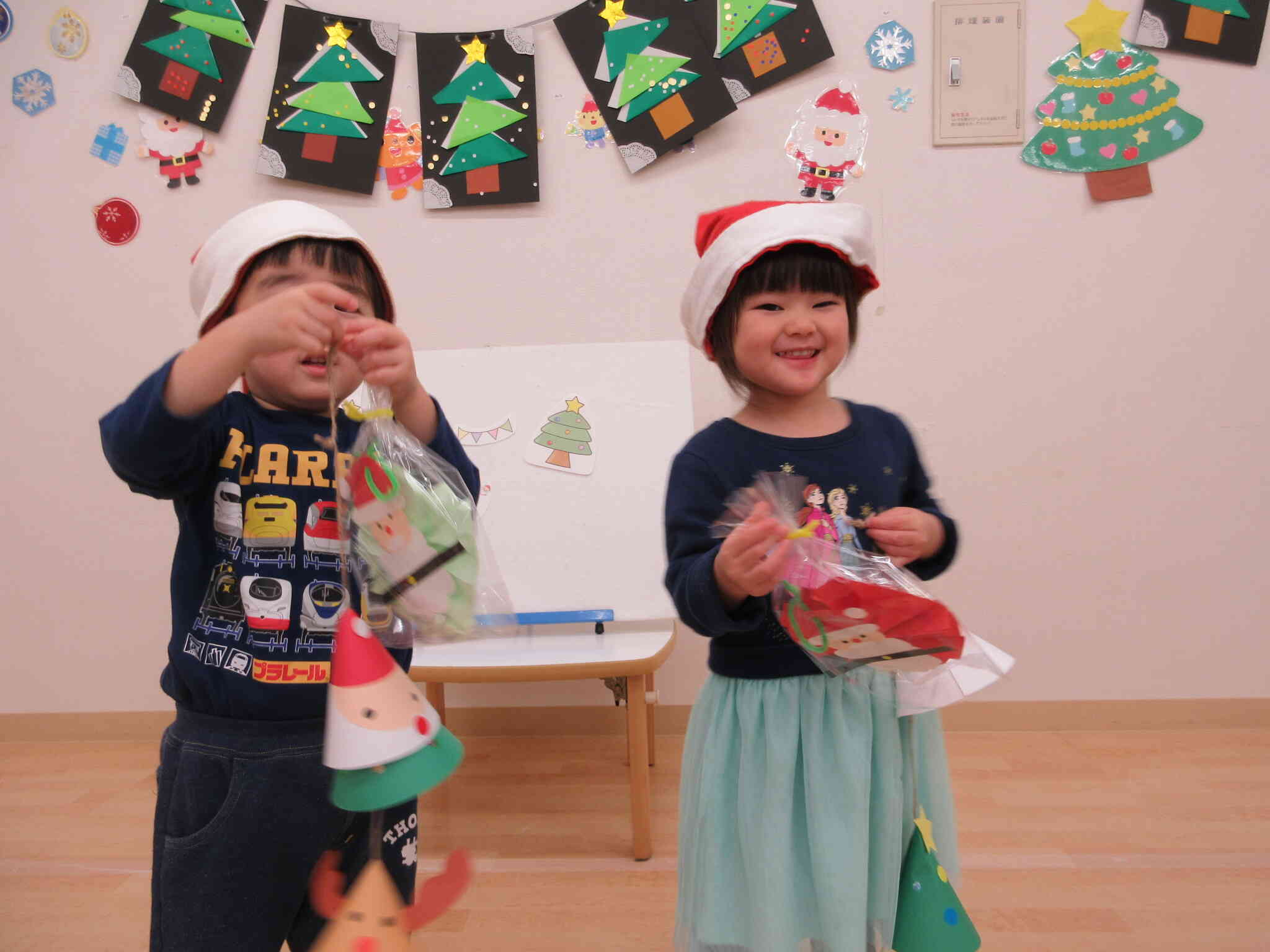 うさぎ組（２歳児）サンタさんとトナカイさん上手にできたね。