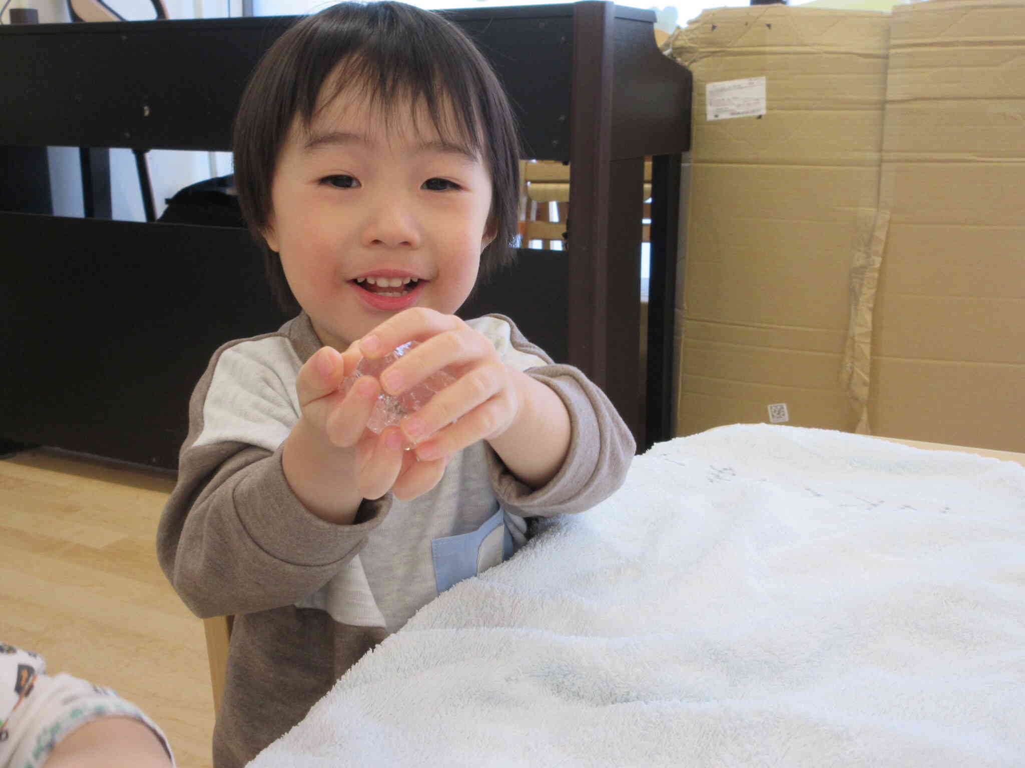 いっぱい触っていたら氷が小さくなってきた！