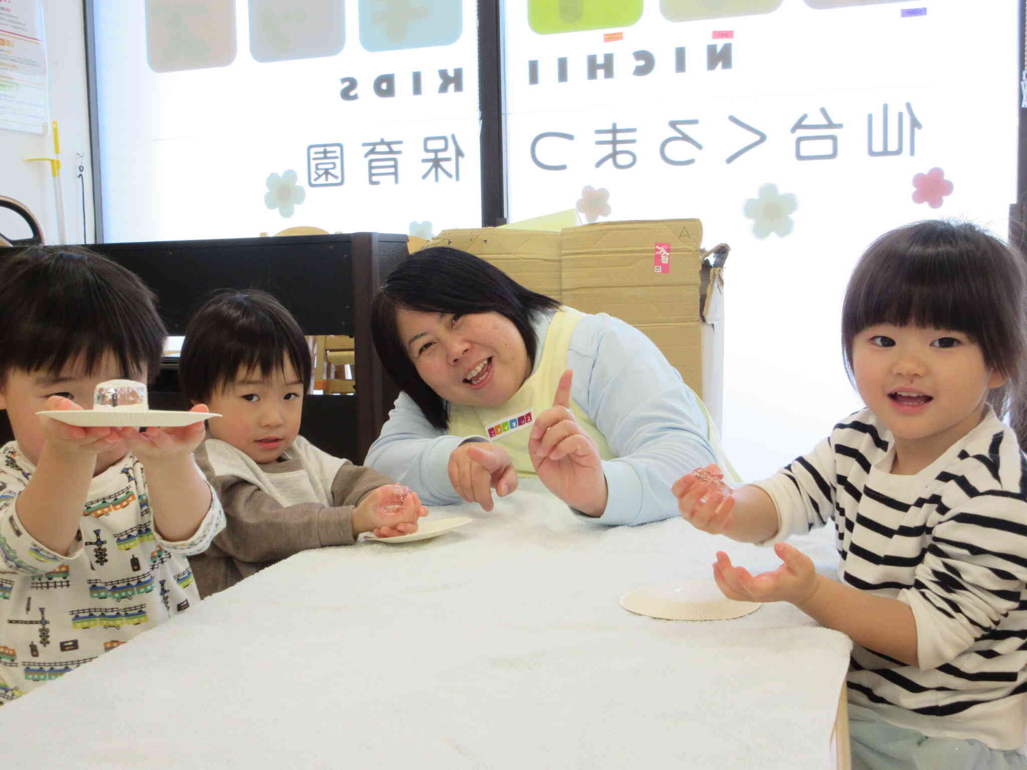 うさぎ組（2歳児）氷遊び