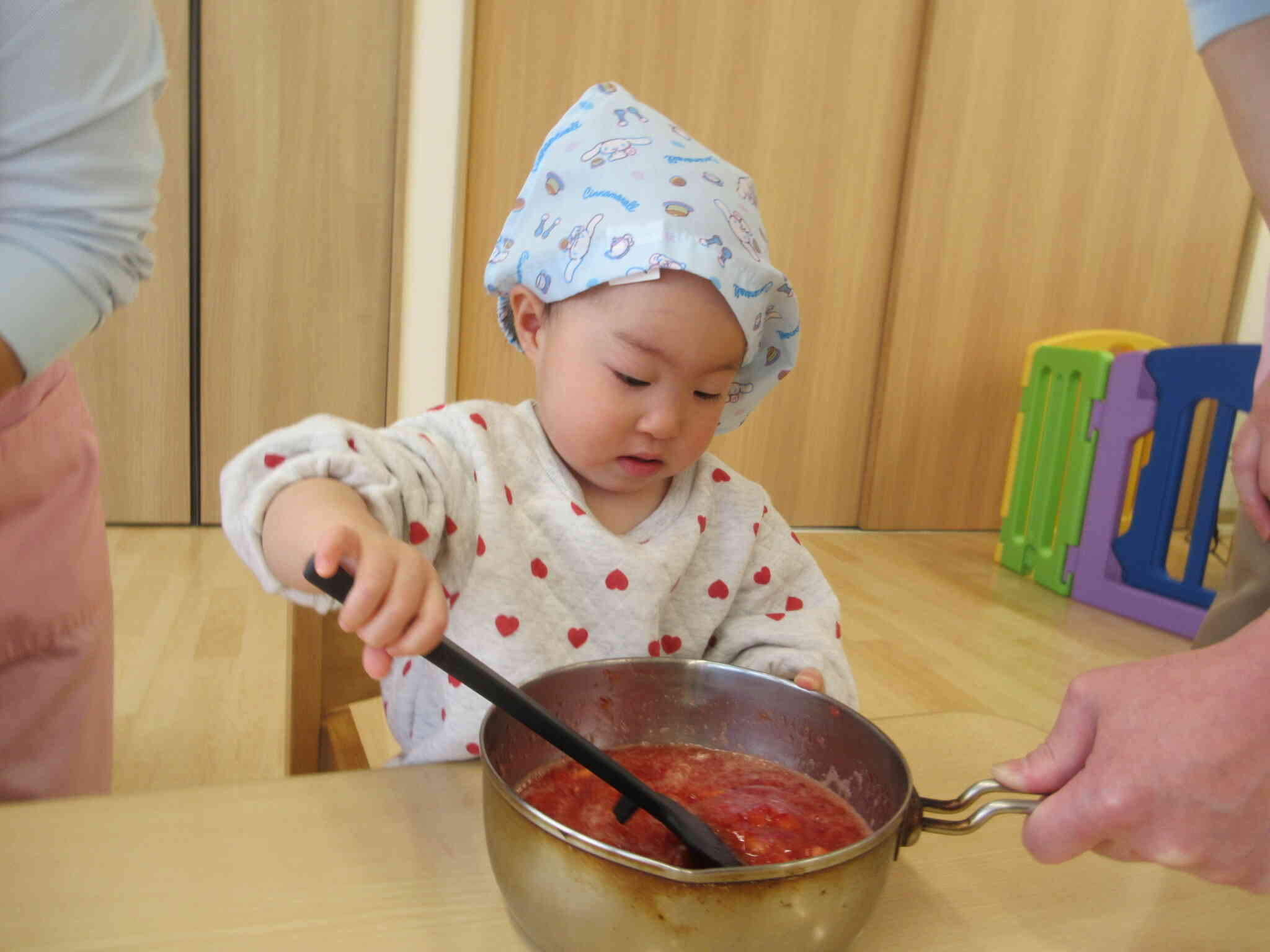 砂糖を入れて混ぜ混ぜ