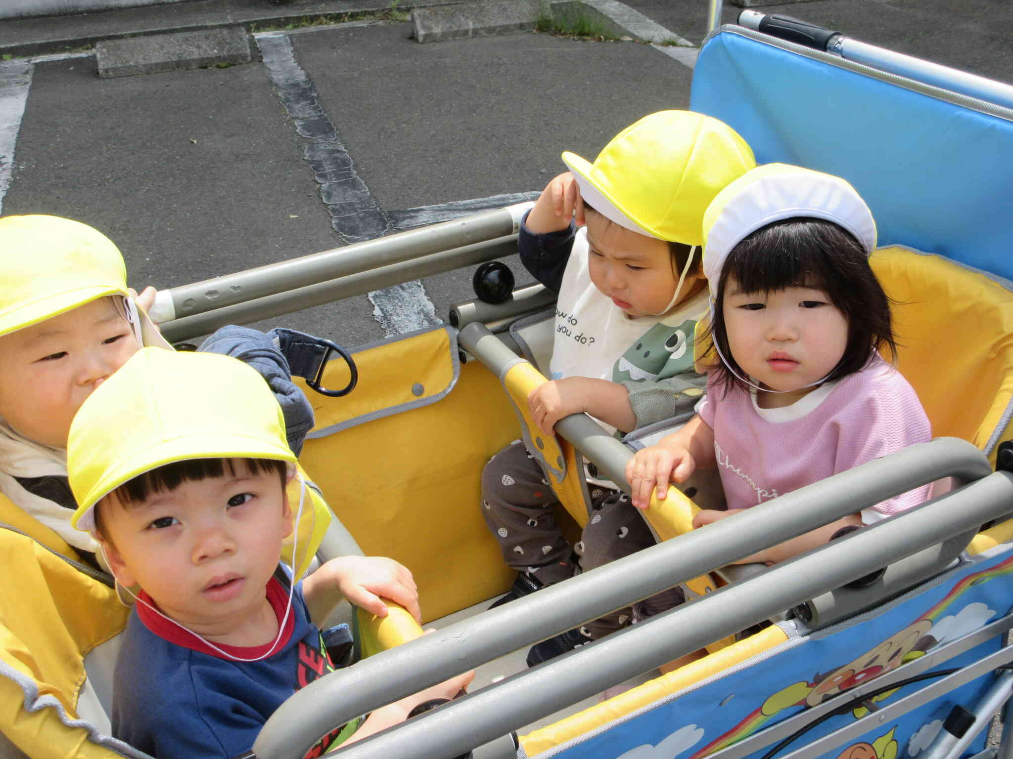 あひる組のお散歩（1歳児）｜ニチイキッズ仙台くろまつ保育園｜ニチイ