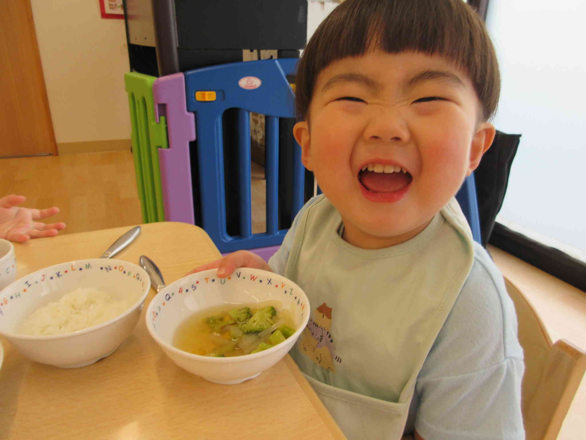 食事の様子うさぎ組（２歳児）