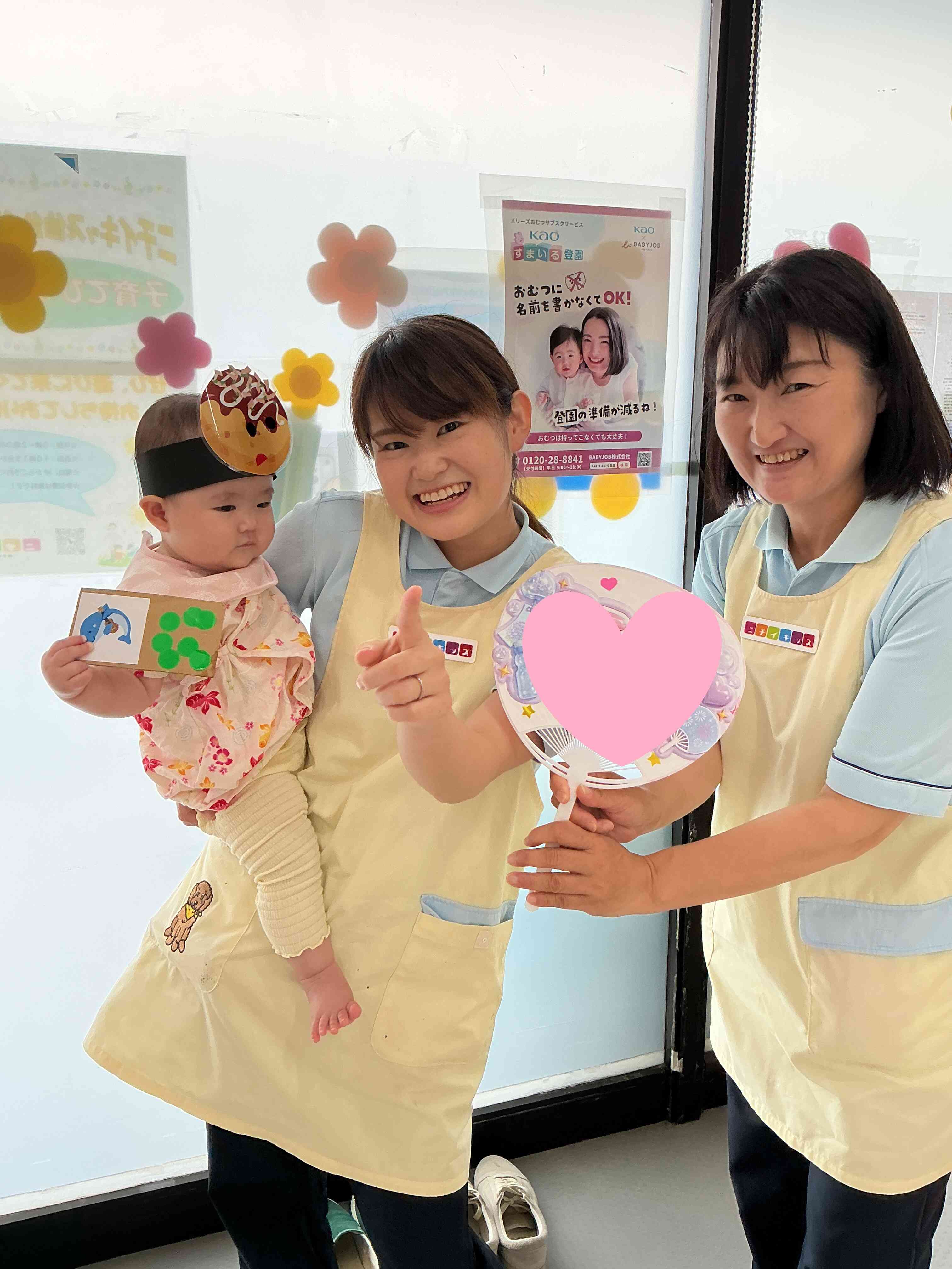 先生達と一緒に写真も撮ったよ☆（夏祭り）｜ニチイキッズ仙台くろまつ