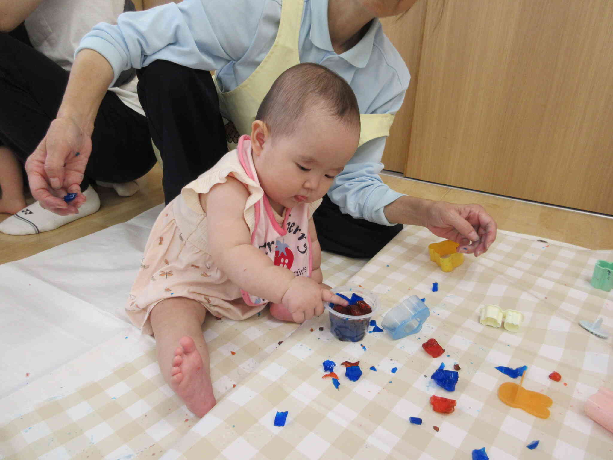 ひんやり寒天遊び☆ひよこ組（0歳児）