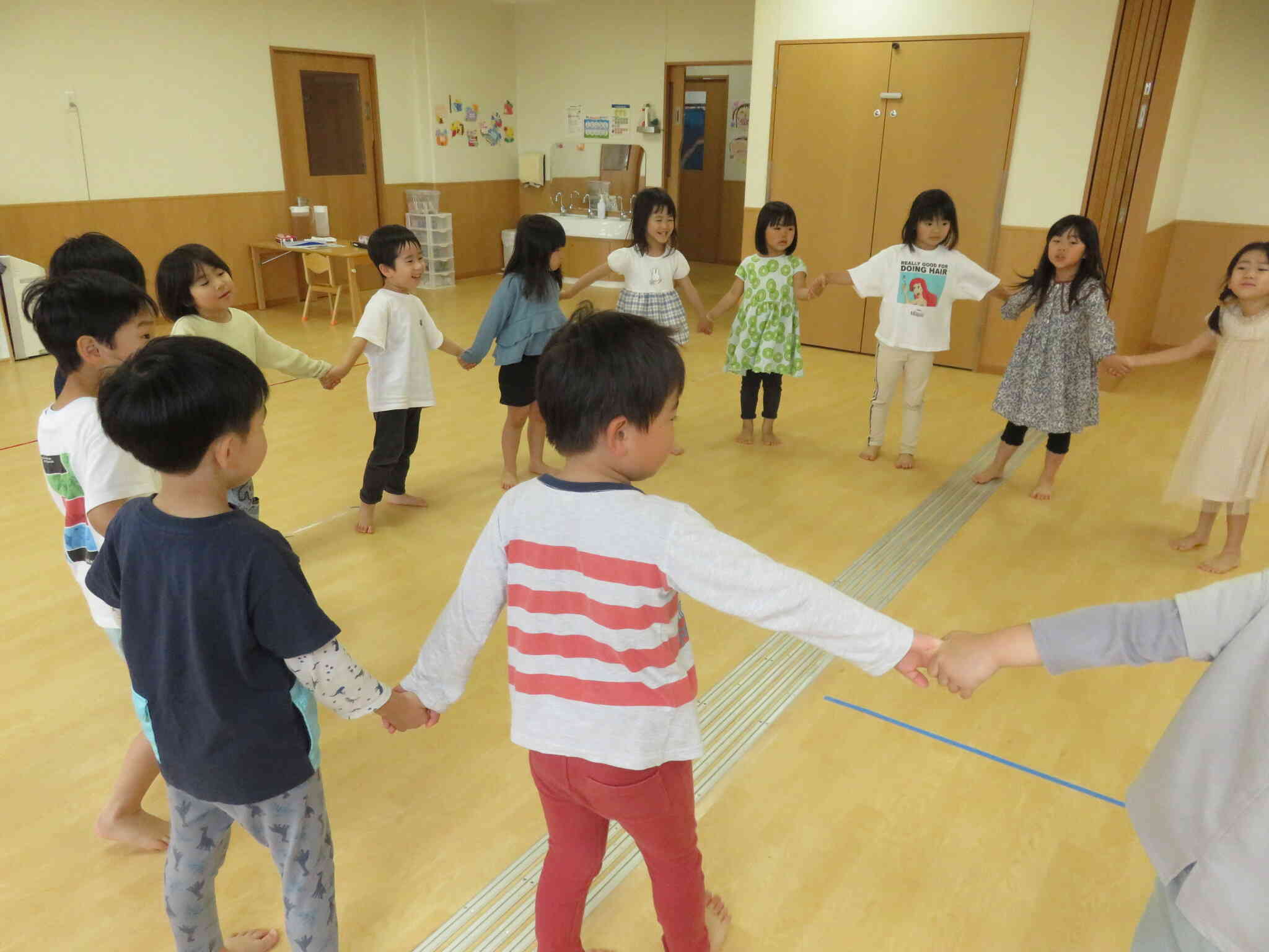 みんなで手を繋ぐと大きな輪になるね♪