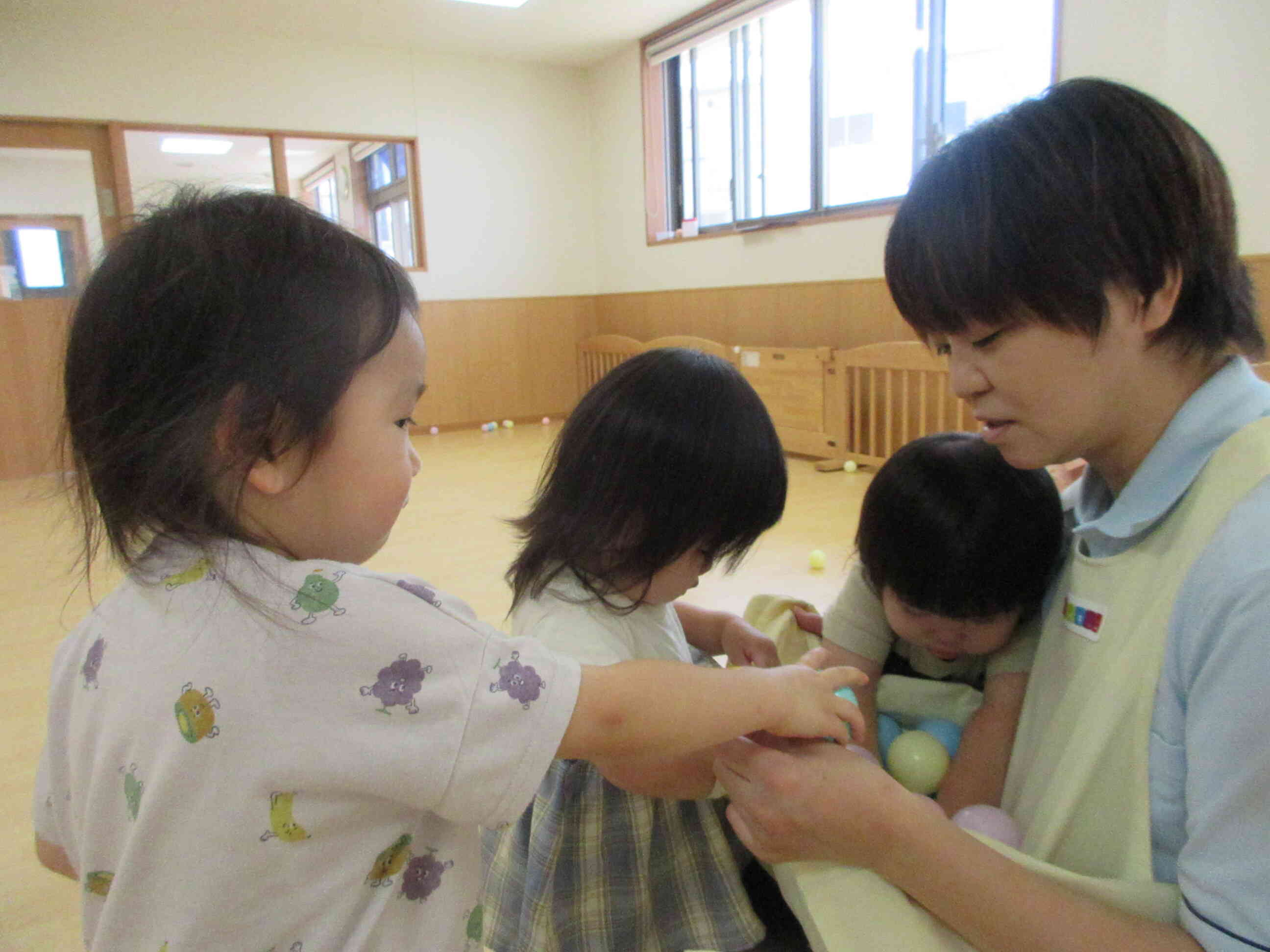たくさんのボール。先生のエプロンに集めて「もういっかいやって！」。