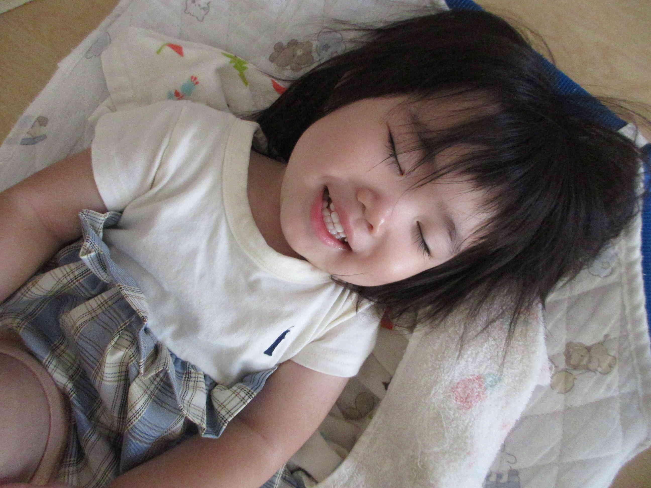 「先生みて！あたし寝てるのよー」。寝たふりごっこが大好きです。