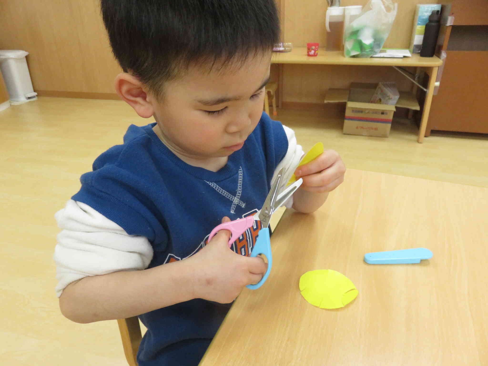 チョキチョキ。上手だね！