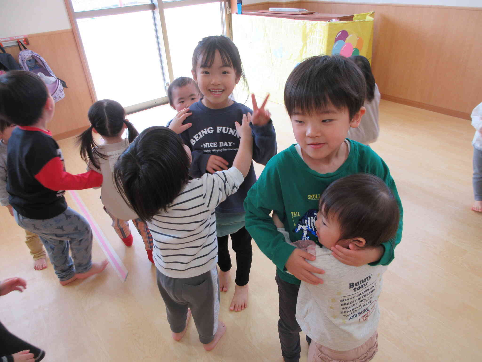 5歳児クラスのお兄さん、お姉さんと一緒にダンスしたよ♪