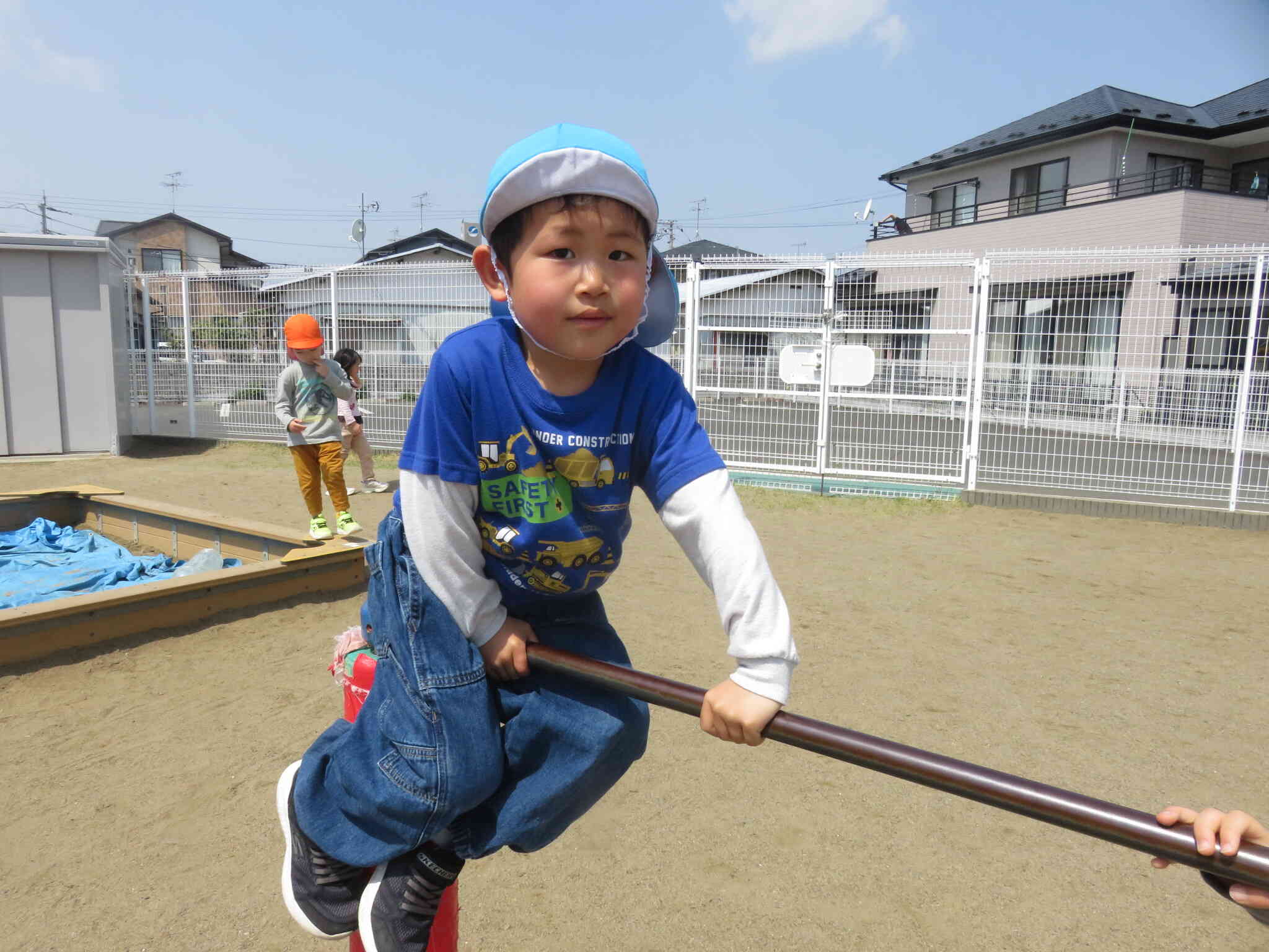 鉄棒にも挑戦だ！
