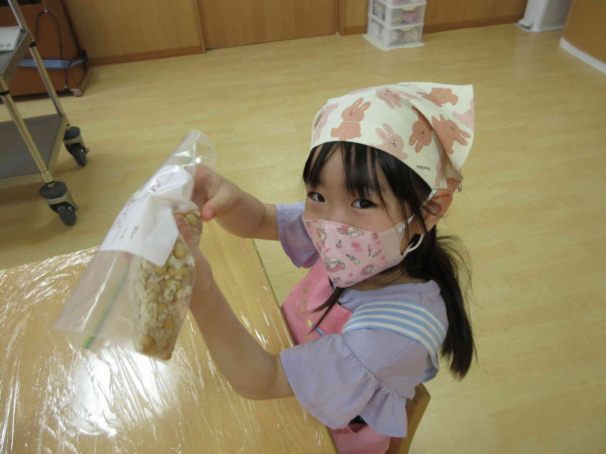 ５歳児・きりん組　味噌作り～おもいっきりSTEAM～