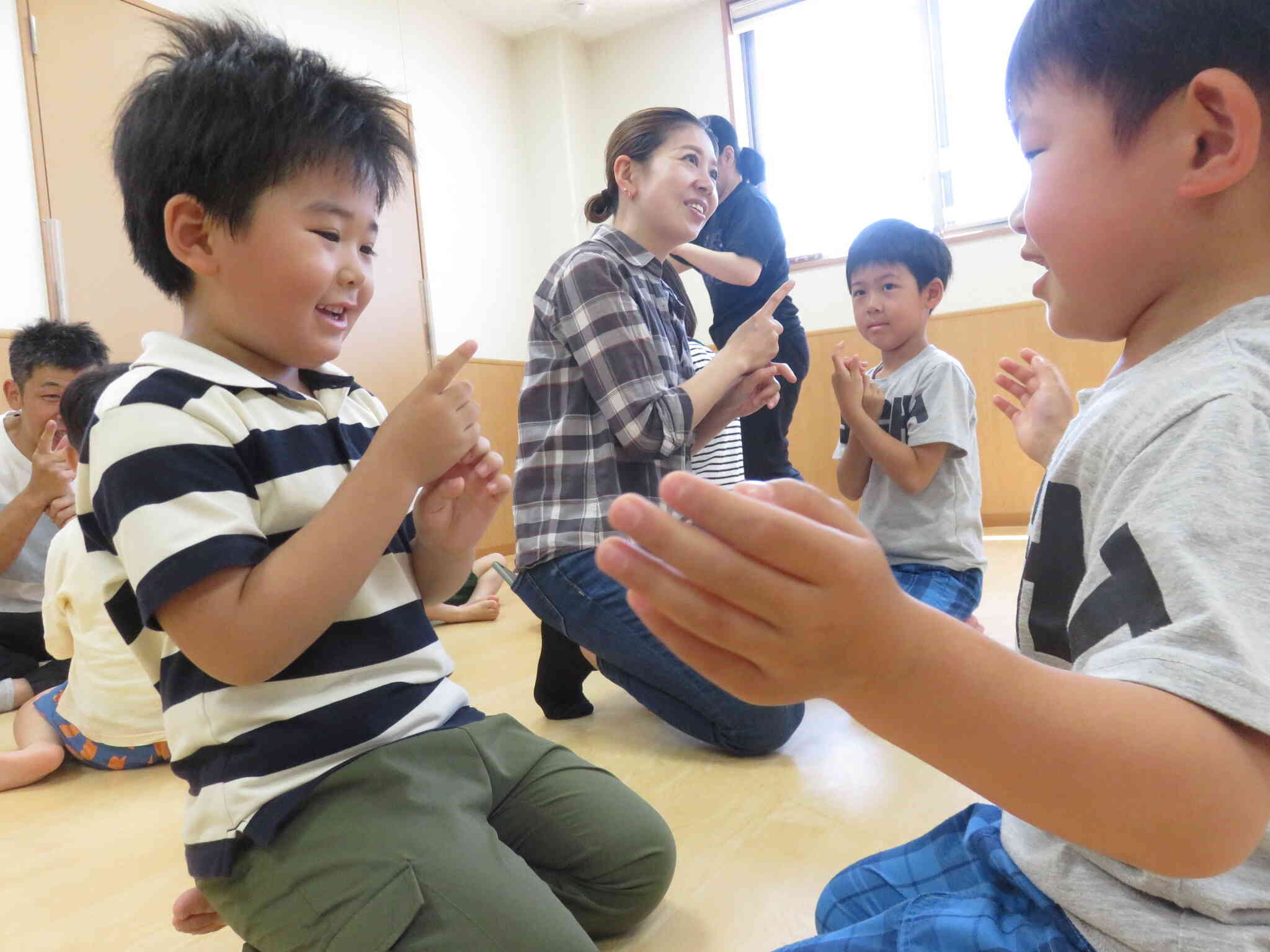一緒に手遊び。さぁジャンケン勝負だ。
