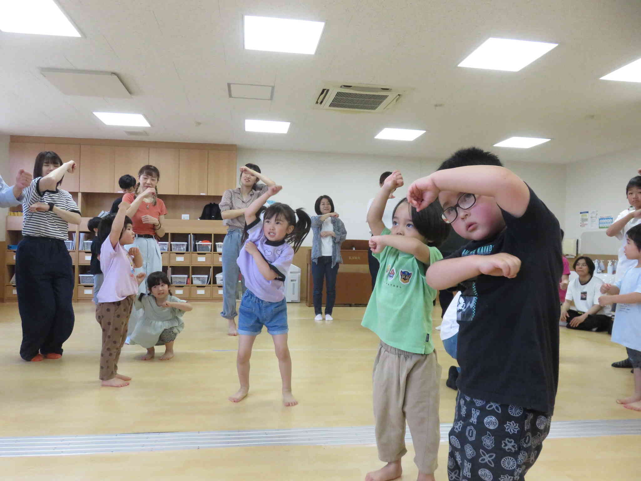 ダンスタイム。かわいいおサルではいポーズ。