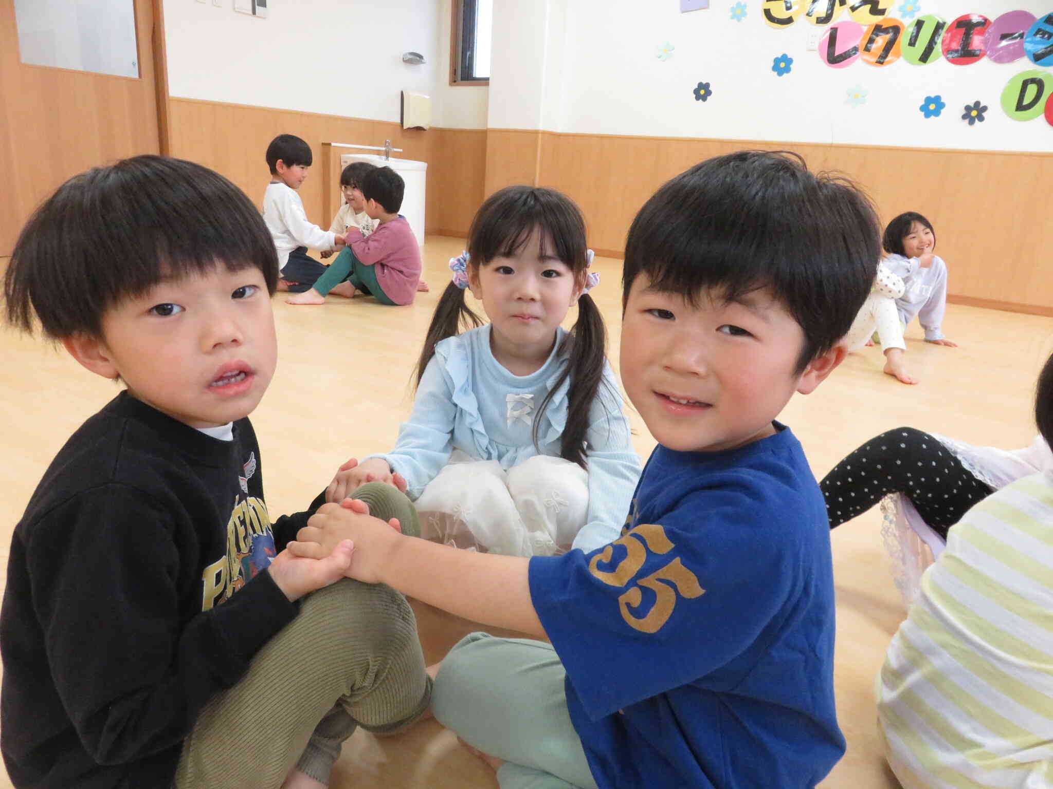 きりん組のお兄さんも一緒に。人数が増えるとグループもたくさんできるね。