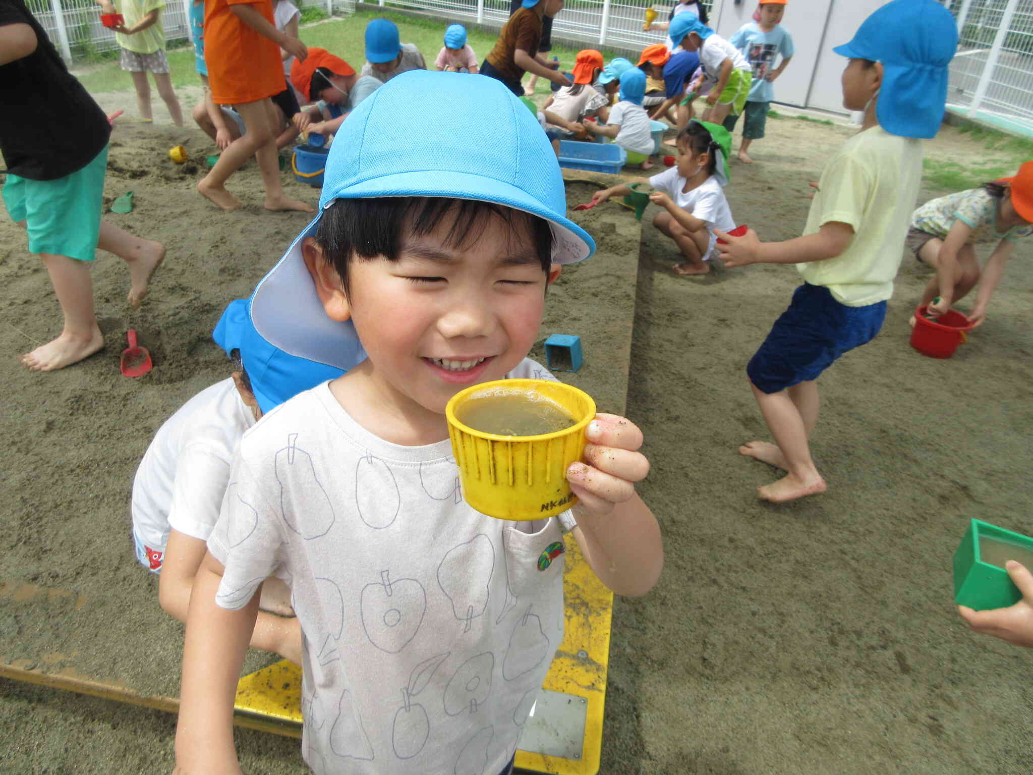 砂と水を入れたらどうなるか実験しました。