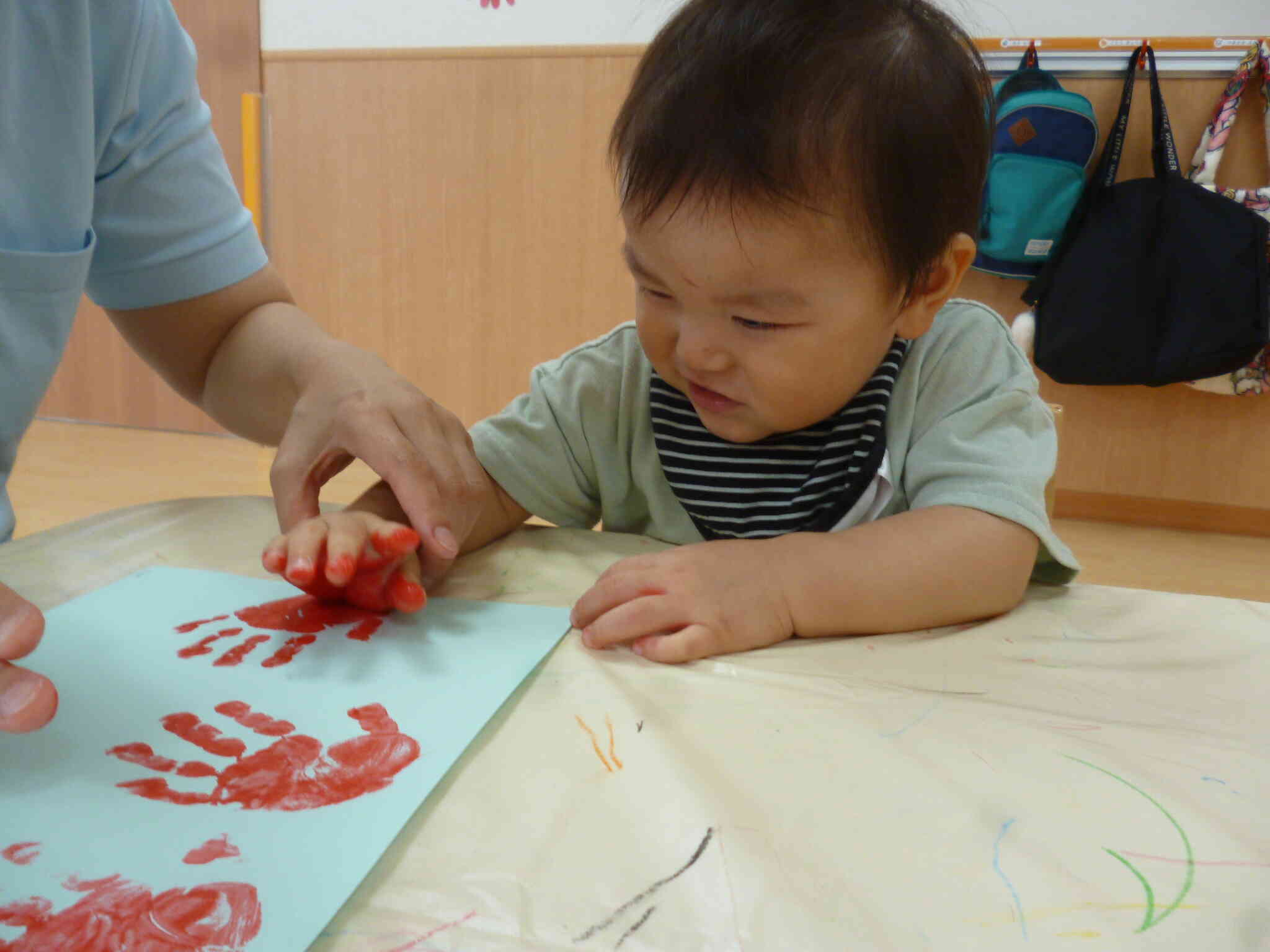 0歳児・ひよこ組ではお部屋で手形をぺったん。