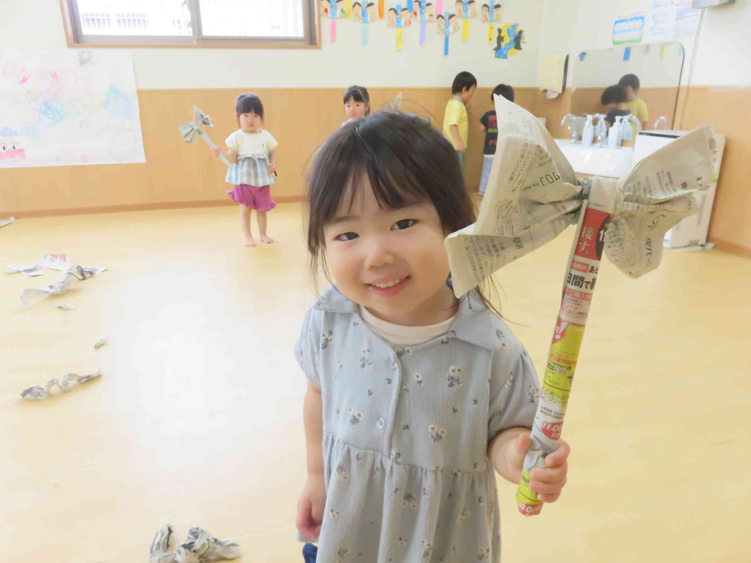 新聞紙遊び。先生が作ってくれました。
