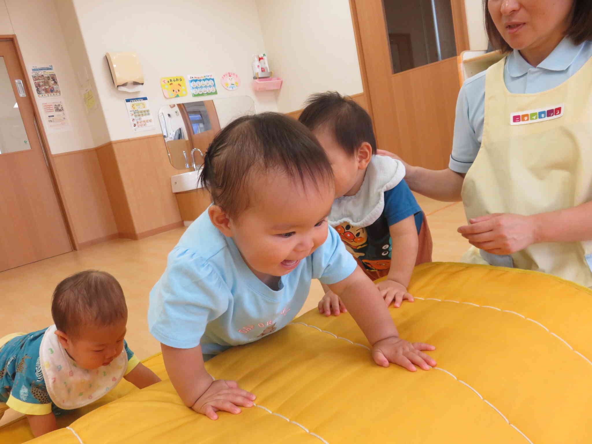 ０歳児・ひよこ組も元気いっぱい。マットのお山に挑戦しました。
