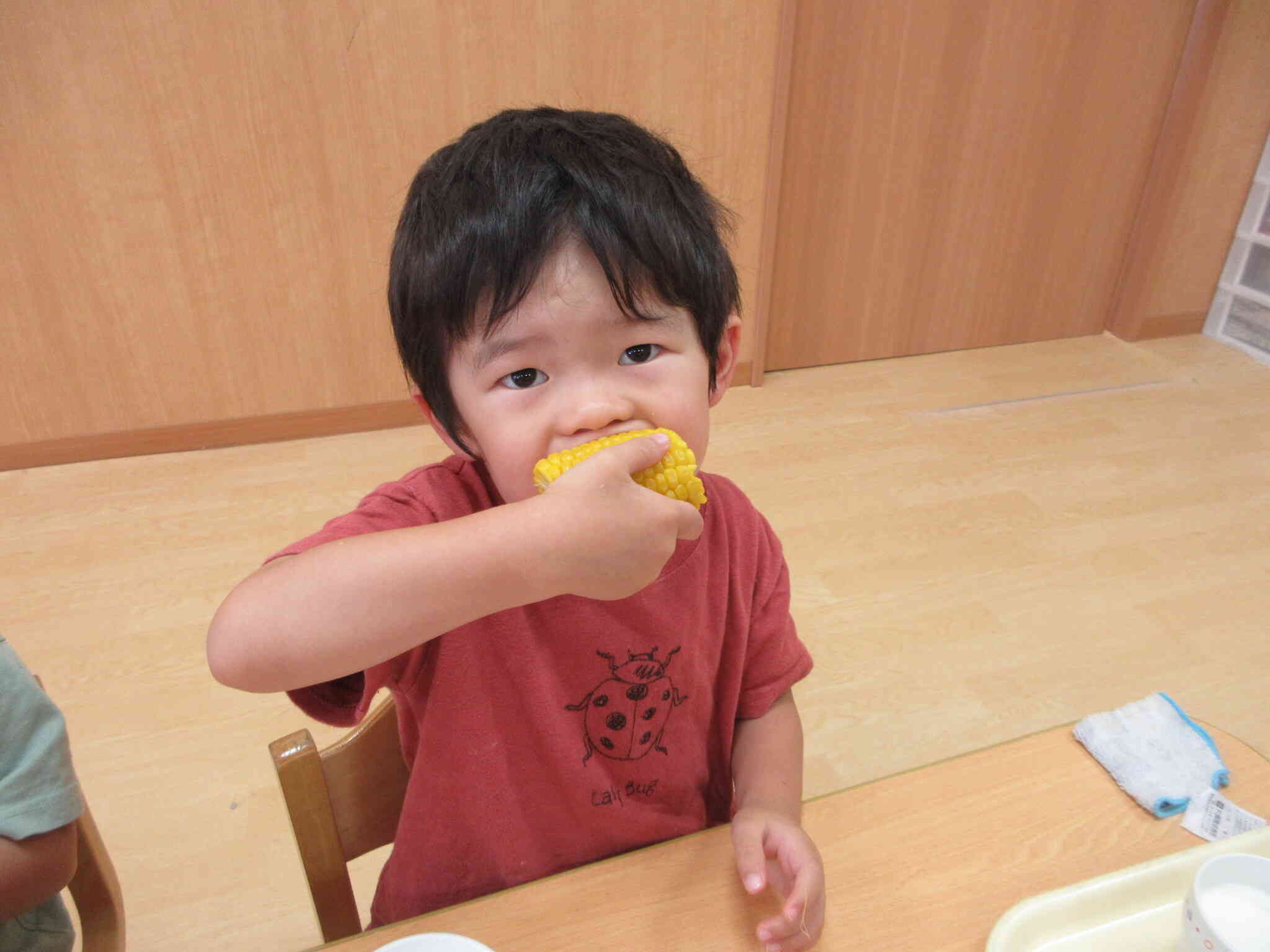 おやつのとうもろこし。がぶりっ。