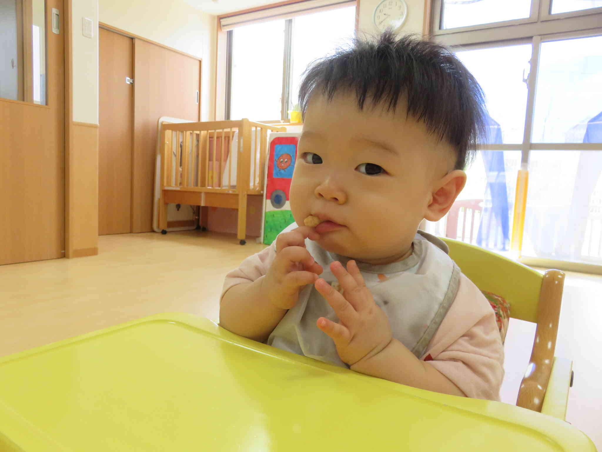 0歳児・ひよこ組です。おやつをぱくっと食べました。