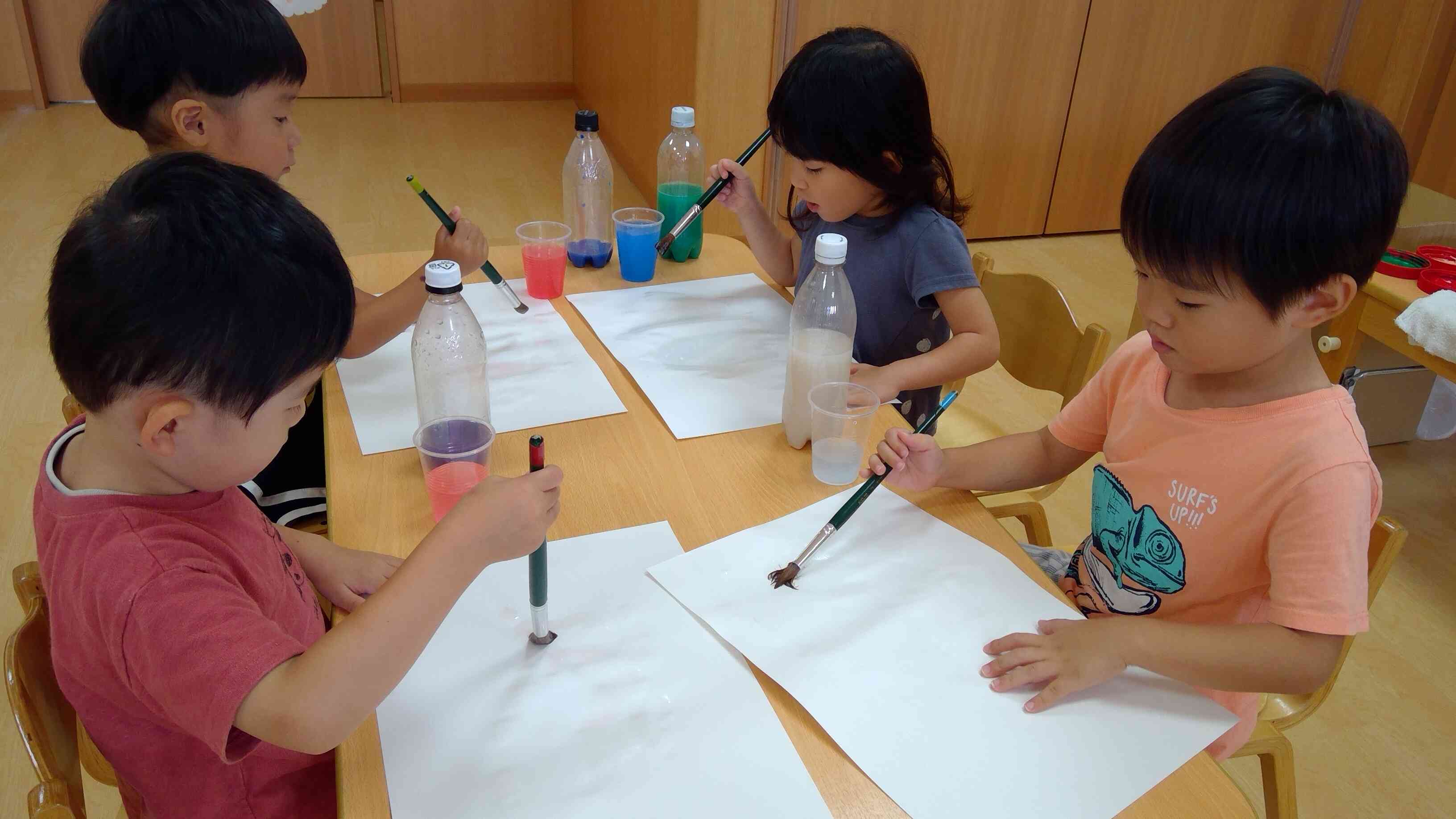 作った色水で描いてみました。そうだ、みんなのためにお祭りのかき氷のシロップをこの色水で作ろう。