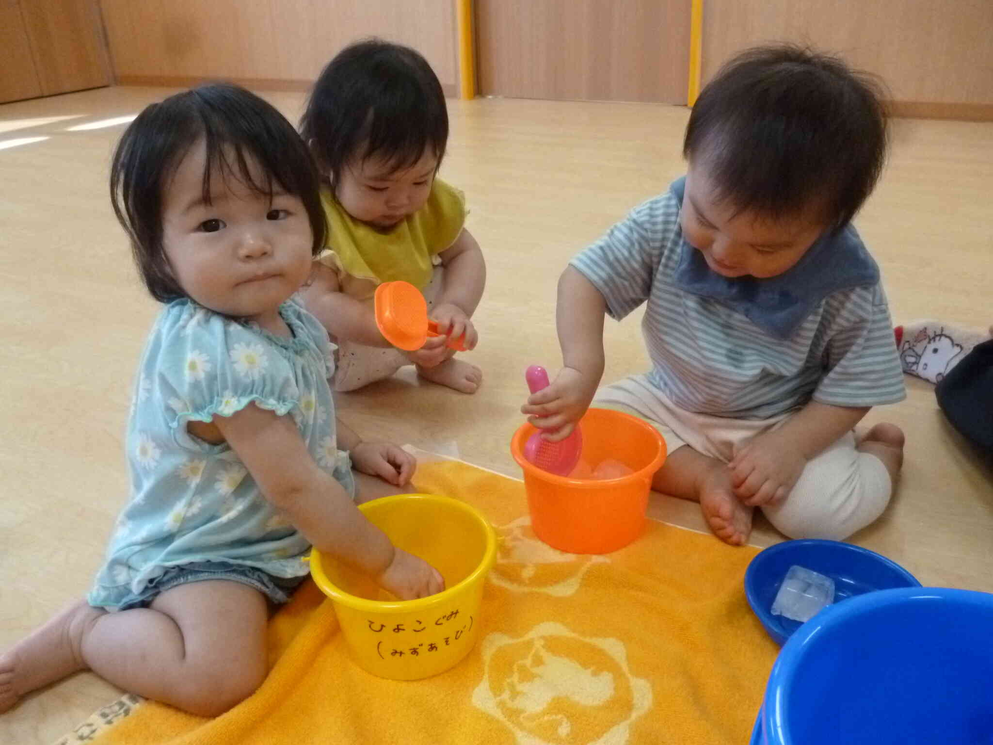 お部屋で氷遊びもしたよ。