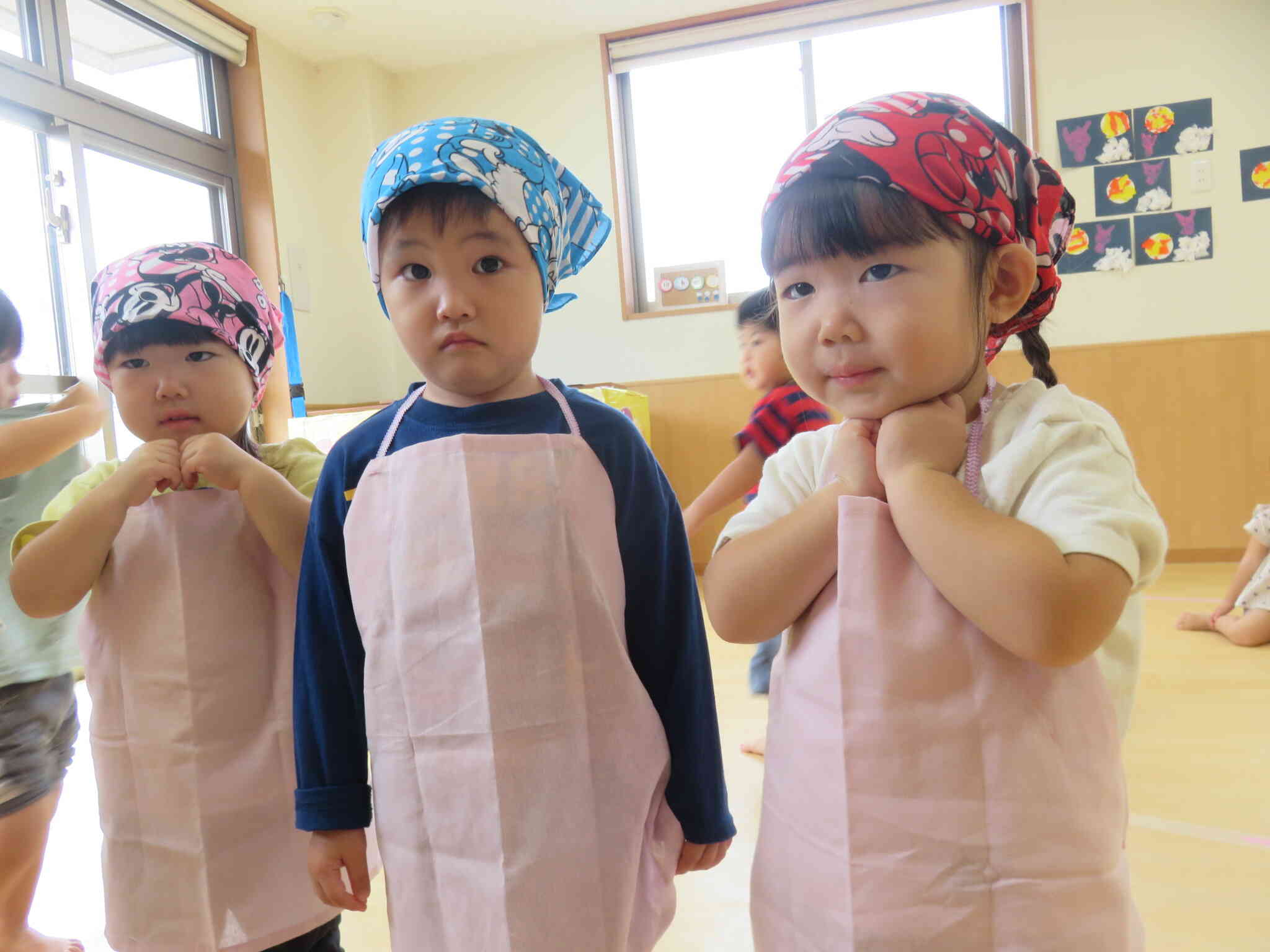 食育活動「白菜ちぎり」～２歳児・うさぎ組～