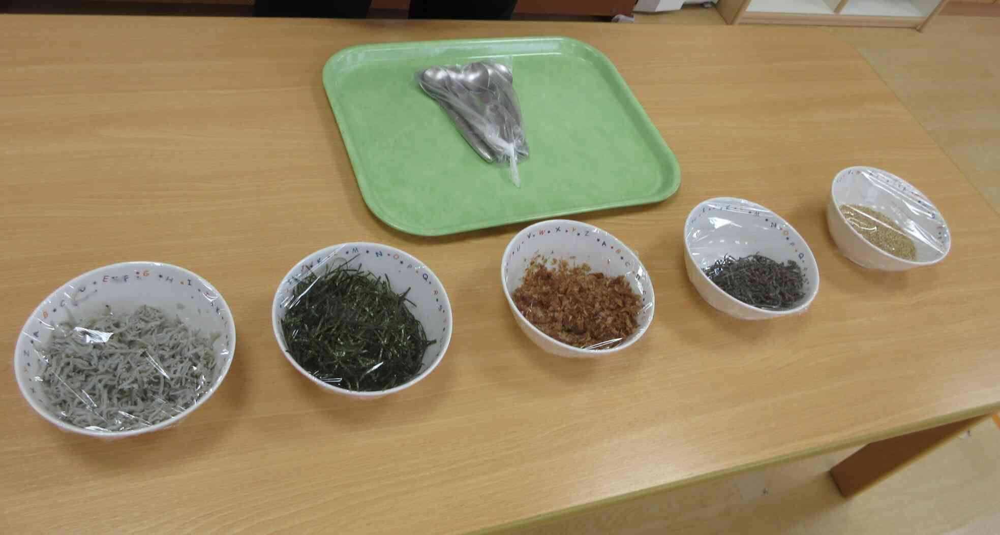 しらす、刻みのり、かつお節、塩昆布、ごま