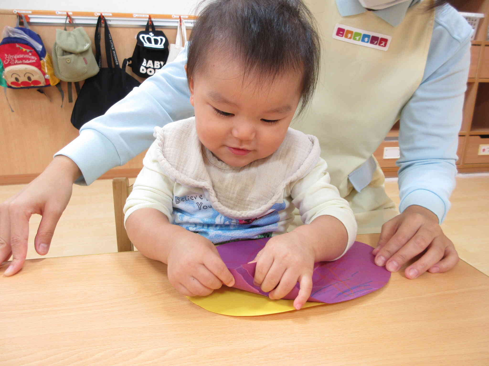 やぶいてみよう～０歳児.