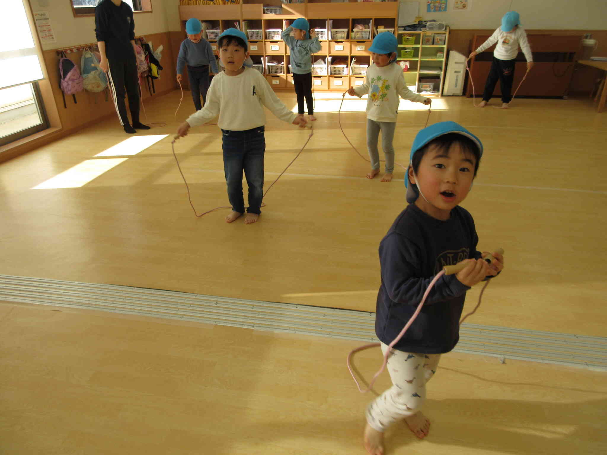 縄跳びにも挑戦しています。