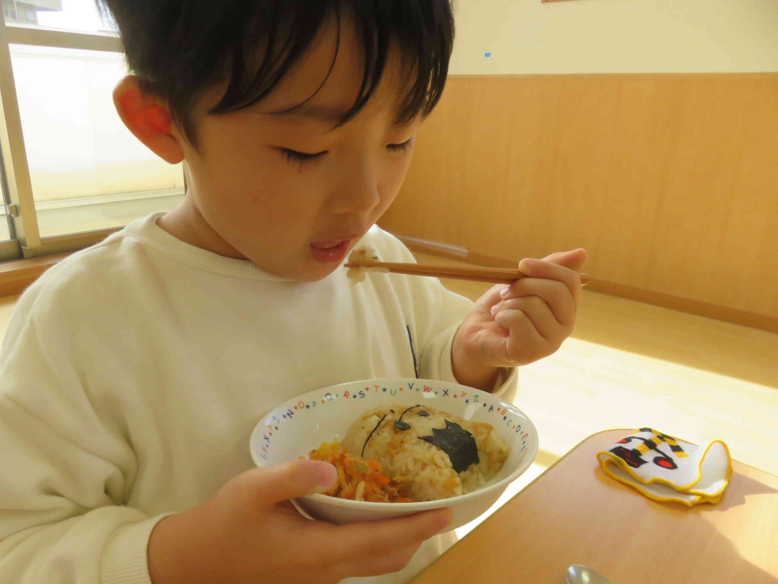 お箸も上手になりました。