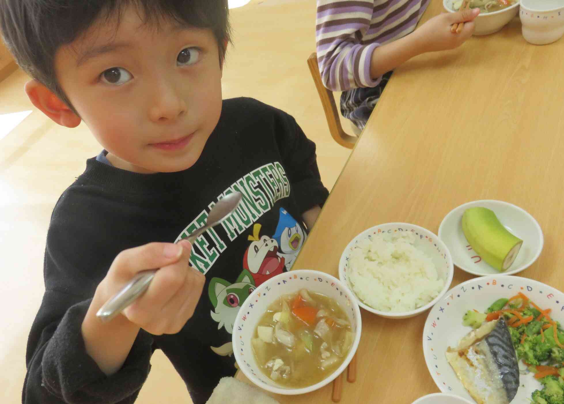 給食が揃ったらいただきます
