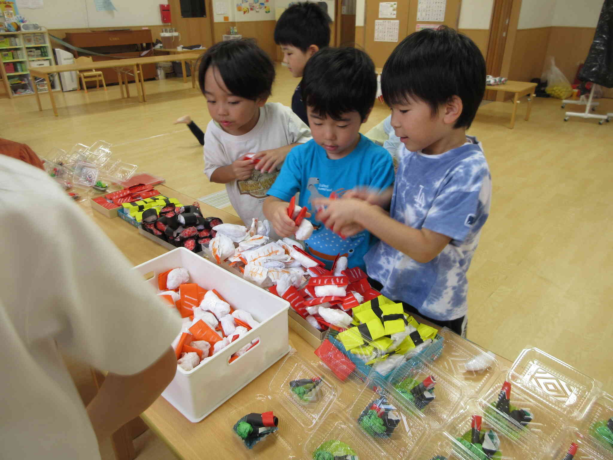 5歳児クラスでアイデアを出し合いながらみんなで作ったお寿司をお買いもの