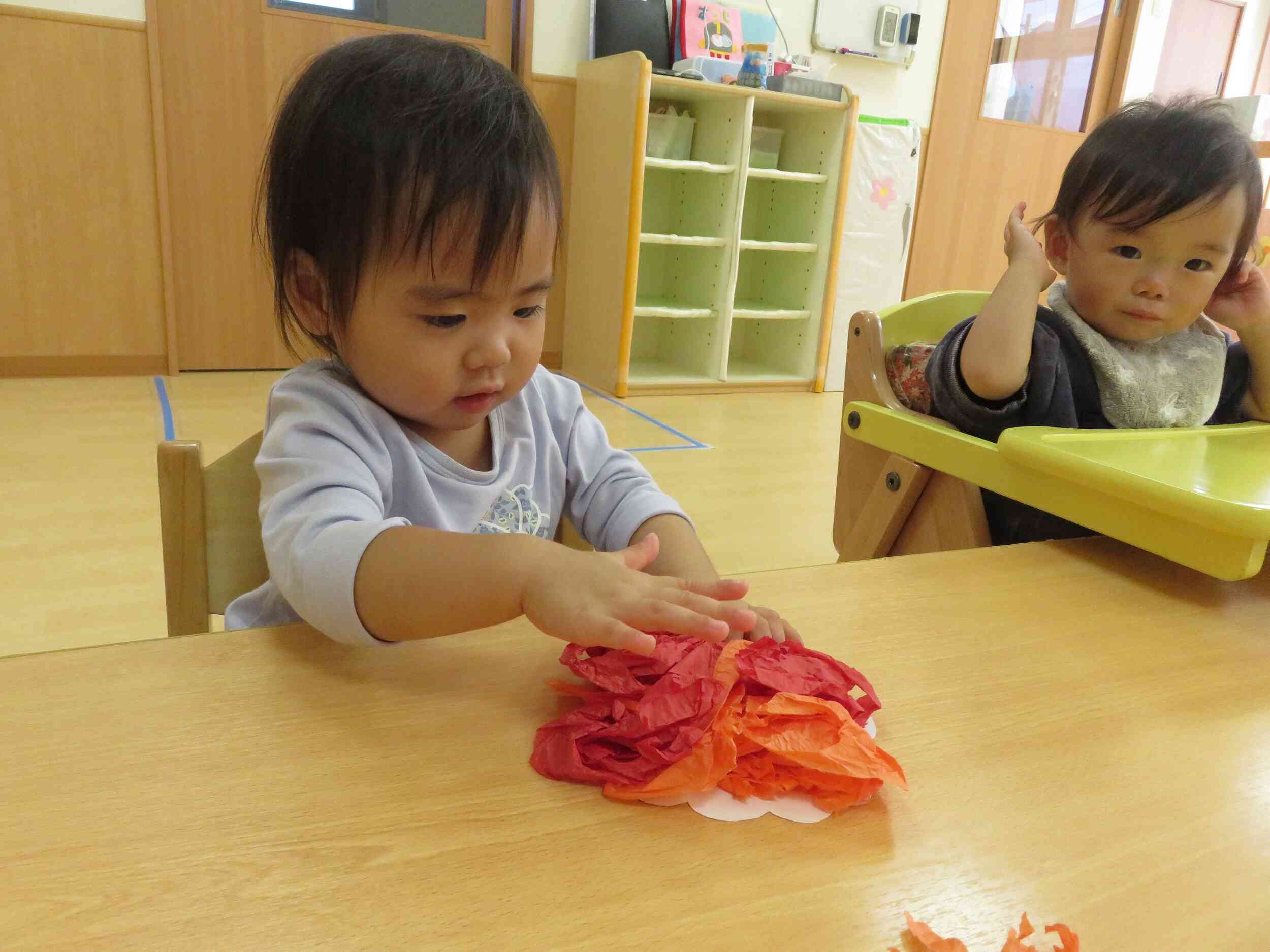 0歳児クラス　小さな手で秋色の作品作り