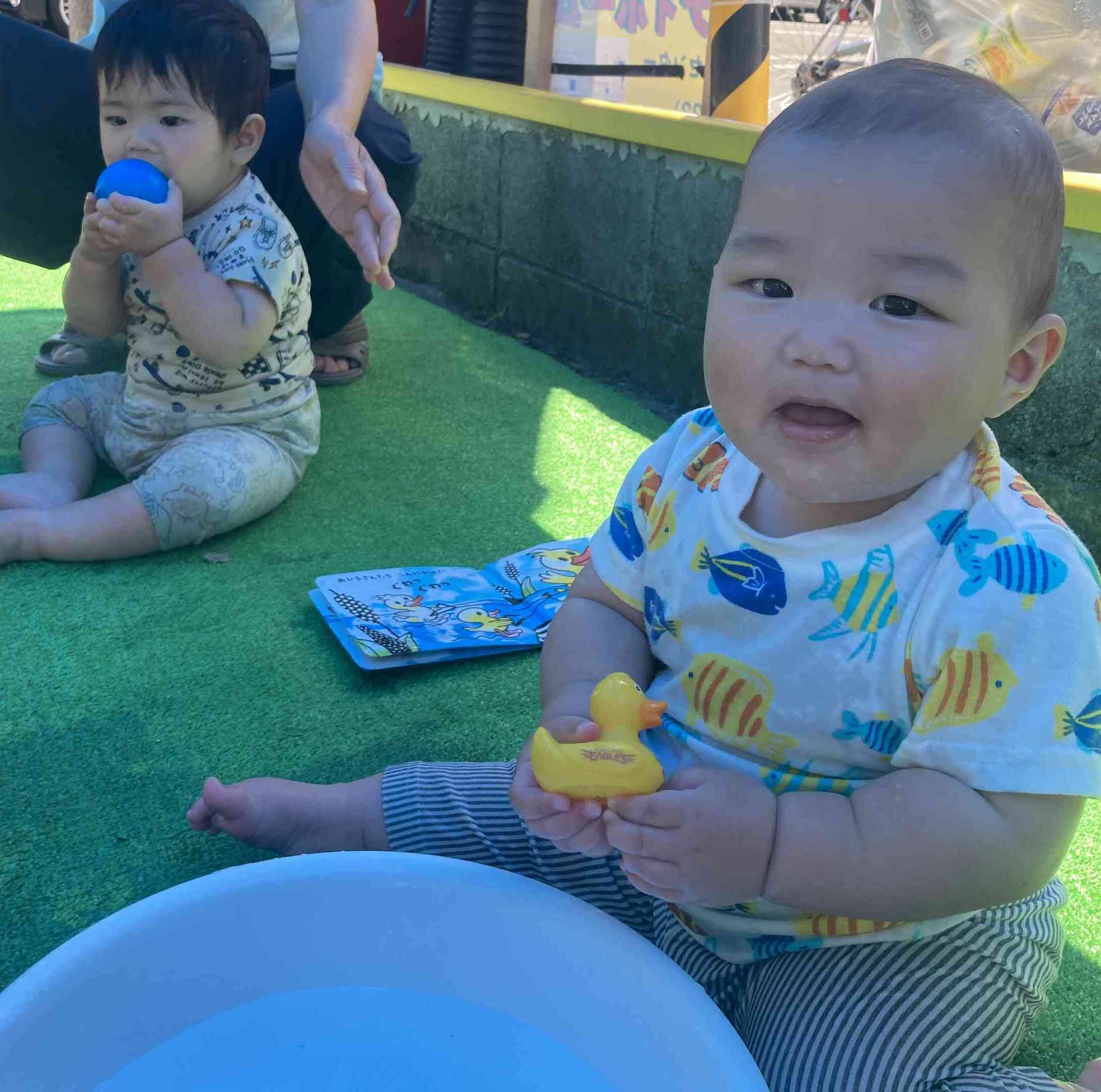 こちらは0歳児さんたちの水遊び